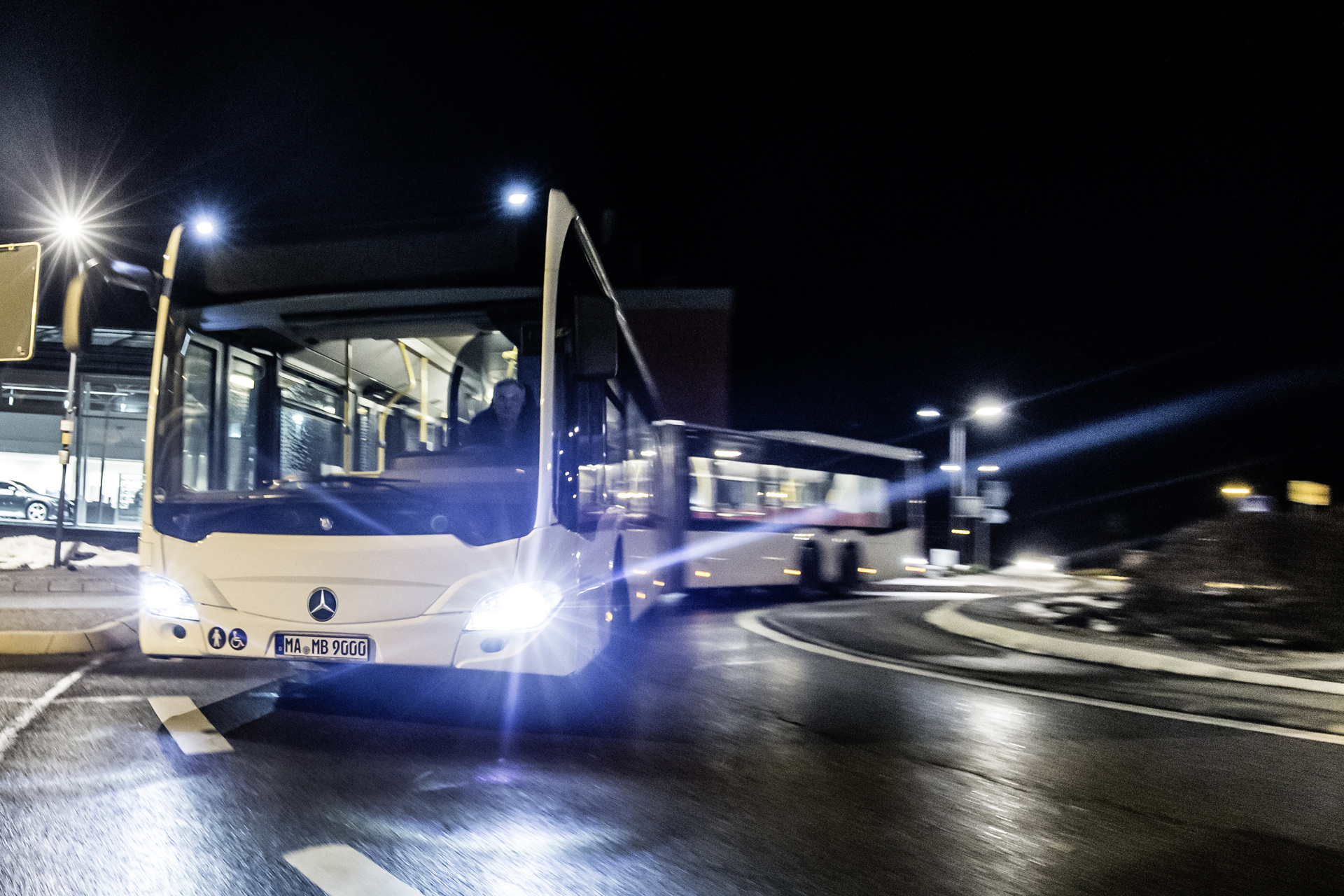 Mercedes-Benz CapaCity L mit LED-Scheinwerfern; OM 470 mit 315 kW/428 PS; 10,7 L Hubraum, 6-Gang-Getriebe; Lackierung: Weiß; Sitzbezüge: Rot-Grau Mercedes-Benz CapaCity L