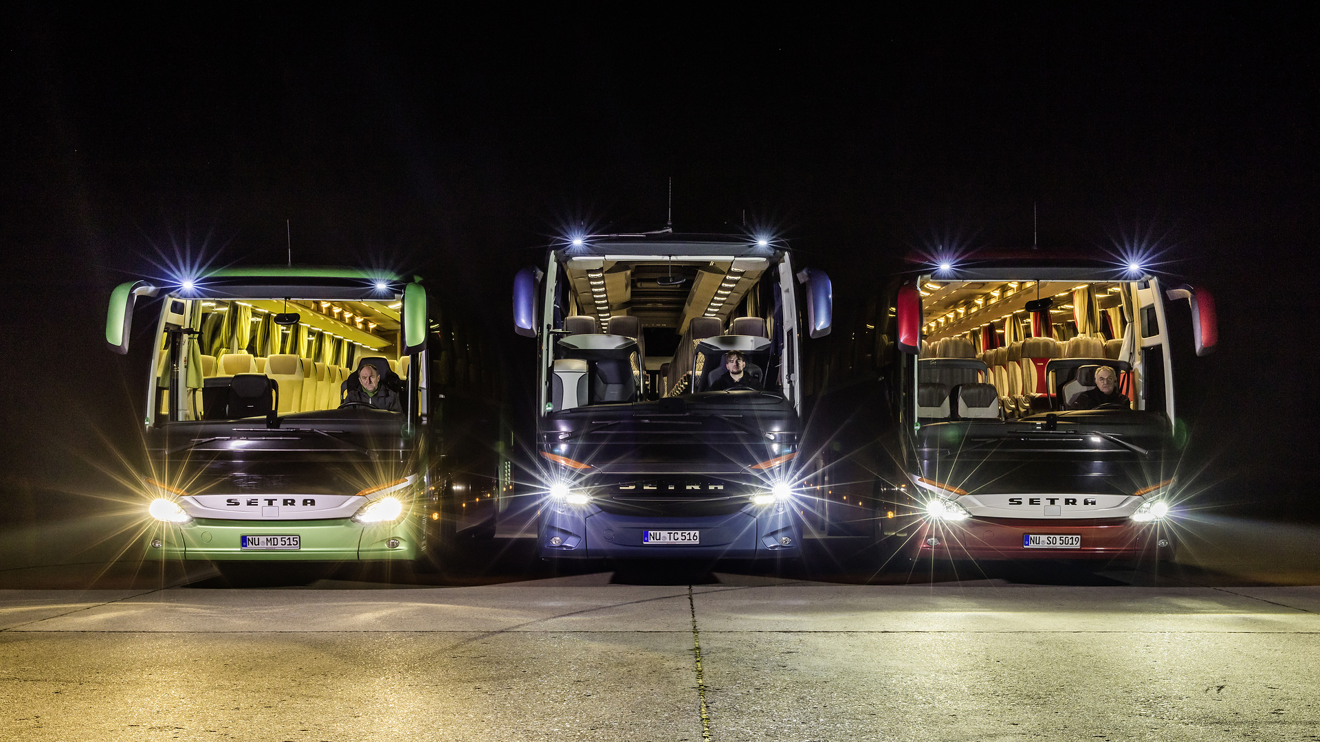 Setra Range (von links): S 515 MD ComfortClass 500 mit H7-Scheinwerfern; OM 936 mit 260 kW/354 PS; 7,7 L Hubraum; 8-Gang PowerShift-Getriebe; Lackierung: Pistaziengrün-Metallic; Bestuhlung: 1/48; Sitzbezüge: Beige; Vorhänge: Starlet Lemon.?S 516 HDH TopClass 500 mit LED-Scheinwerfern; OM 471 mit 375 kW/510 PS; 12,8 L ?Hubraum; 8-Gang PowerShift-Getriebe; Lackierung: Plutohimmel Metallic; Bestuhlung: 1/50; Sitzbezüge: Scott beige-silber; Vorhänge: zweifarbig perlweiß und dunkelblau.?S 519 HD ComfortClass 500 mit Bi-Xenon Scheinwerfern; OM 471, 350 kW/476 PS; 12,8 L Hubraum; 8-Gang PowerShift-Getriebe; Lackierung: Fiery Vulcano Metallic; Bestuhlung: 1/65; Sitzbezüge: Prestige rot; Vorhänge: zweifarbig Melinda kiesel und Melinda rot. Setra Range