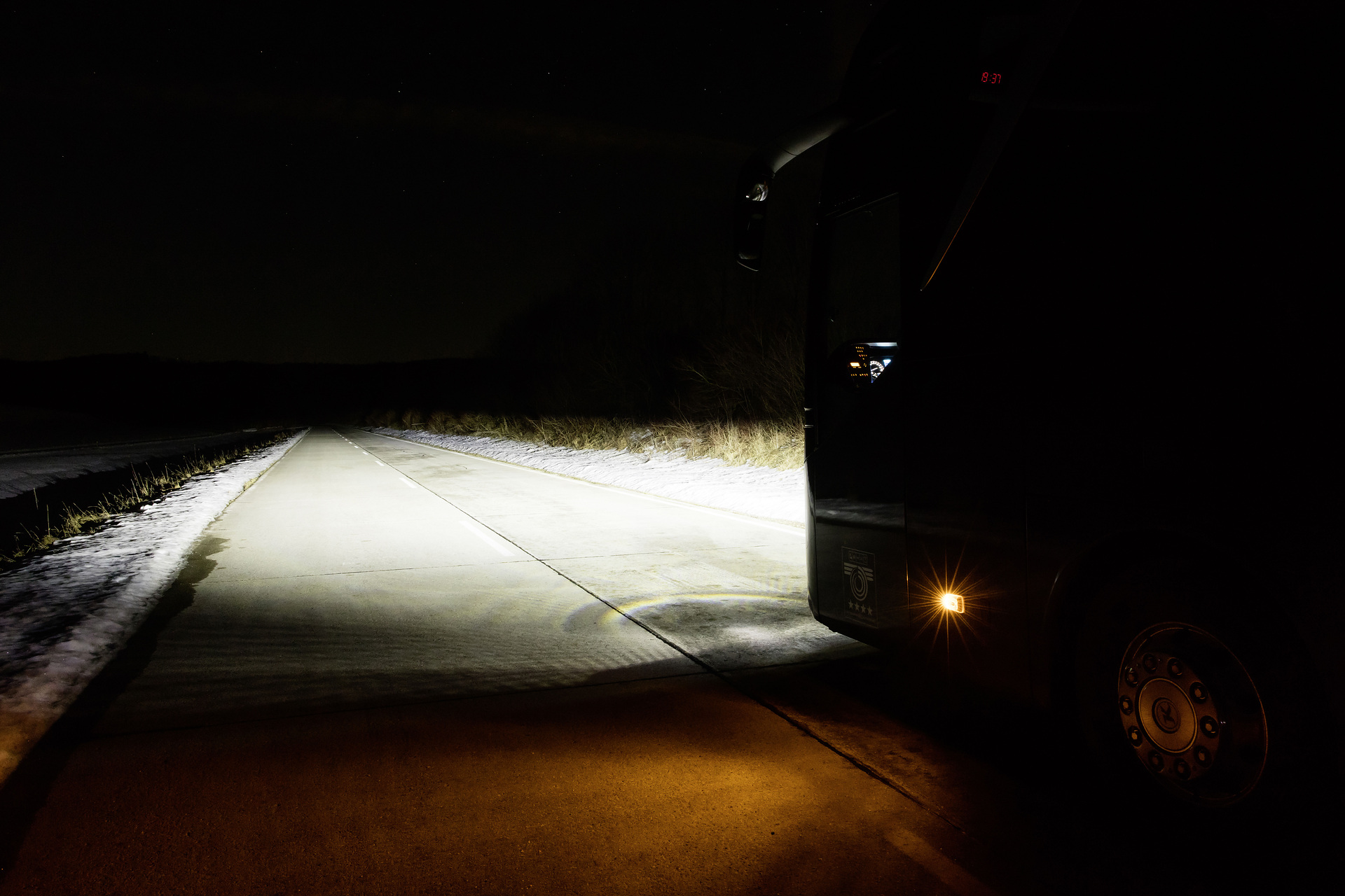 Blick bei Nacht: S 516 HDH TopClass 500 mit LED-Scheinwerfern; OM 471 mit 375 kW/510 PS; 12,8 L Hubraum; 8-Gang PowerShift-Getriebe; Lackierung: Plutohimmel Metallic; Bestuhlung: 1/50; Sitzbezüge: Scott beige-silber; Vorhänge: zweifarbig perlweiß und dunkelblau Setra S 516 HDH