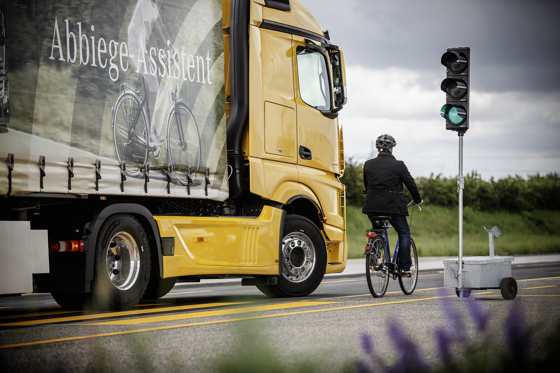Mercedes-Benz; Abbiege-Assistent; Abbiegen mit Radfahrer in der Schleppkurve;
Actros 1863 LS; 4x2; OM 473 Euro VI mit 460 kW (625 PS); 15,6 L Hubraum; 2,5m StreamSpace-Fahrerhaus; Lackierung: yellowstone Actros 1863 LS mit Active Brake Assist 4 und Abbiege-Assistent