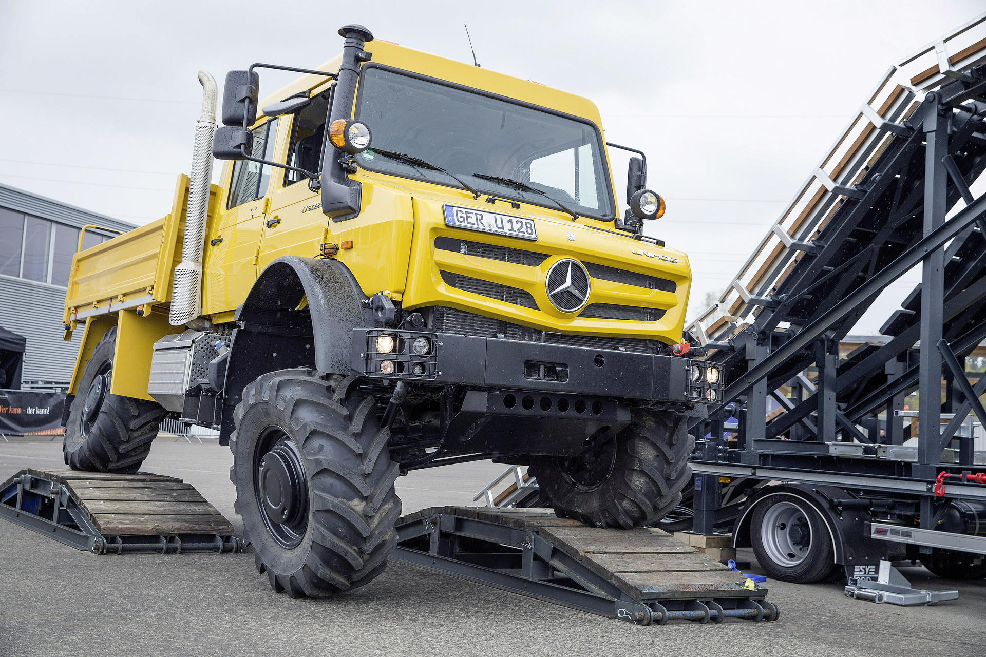 Unimog 4023 Crew Cabin Mercedes-Benz Special Trucks im Einsatz: Feuerwehr- und Einsatzfahrzeuge von Mercedes-Benz auf der RETTmobil 2017