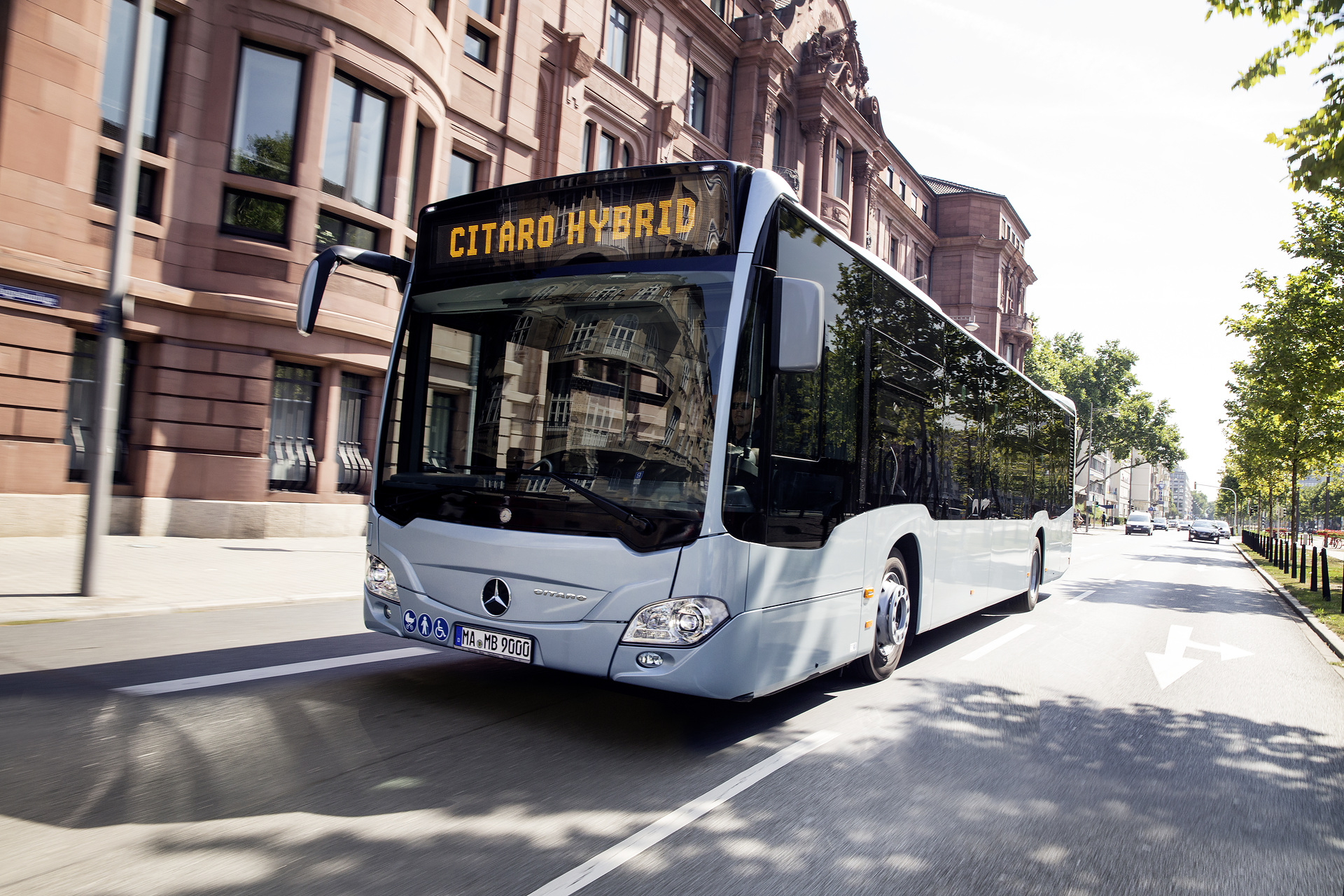 Mercedes-Benz Citaro hybrid, Exterieur, eisblau metallic, OM 936 h mit 220 kW (299 PS), 7,7 L Hubraum, Elektro-Motor mit 14 kW, 6-Gang-Automatikgetriebe, LED-Scheinwerfer, Länge/Breite/Höhe: 12.135/2.550/3.120 mm, Beförderungskapazität: max. 1/96 Mercedes-Benz Citaro hybrid