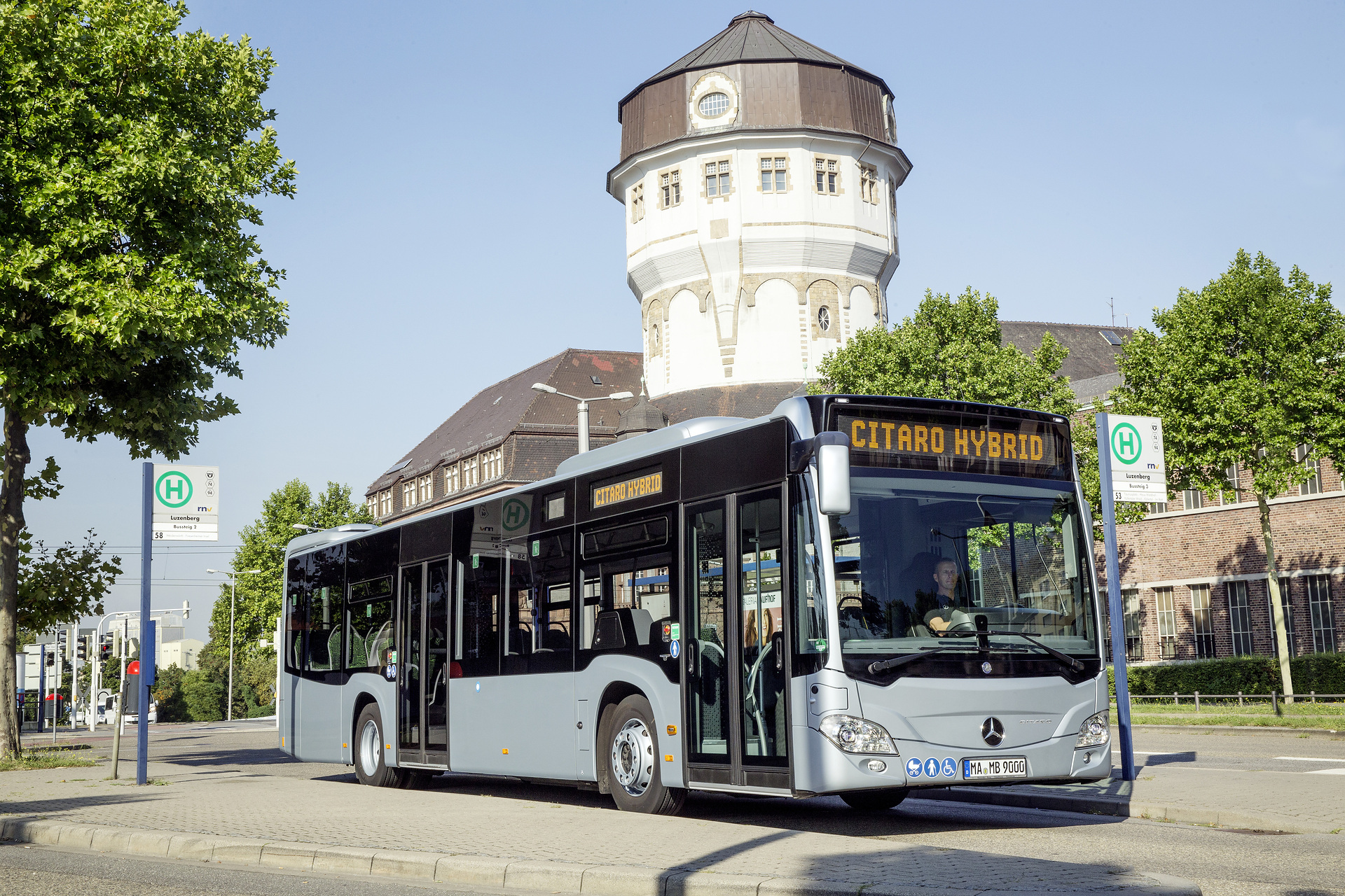 Mercedes-Benz Citaro hybrid, Exterieur, eisblau metallic, OM 936 h mit 220 kW (299 PS), 7,7 L Hubraum, Elektro-Motor mit 14 kW, 6-Gang-Automatikgetriebe, LED-Scheinwerfer, Länge/Breite/Höhe: 12.135/2.550/3.120 mm, Beförderungskapazität: max. 1/96