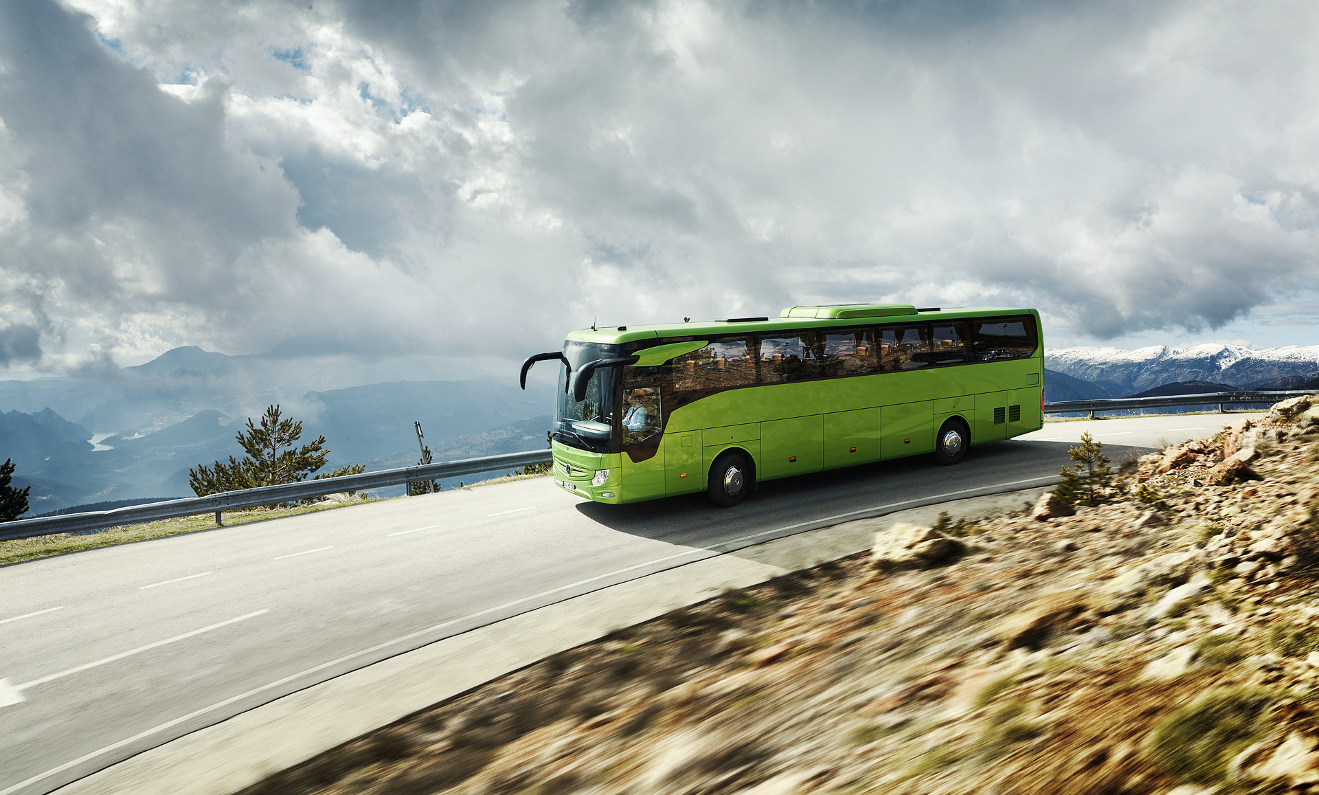 Mercedes-Benz Tourismo, Exterieur, viperngrün metallic, OM 936 Euro VI mit 260 kW (354 PS), 7,7 L Hubraum, 6-Gang Schaltgetriebe, Länge/Breite/Höhe: 12.295/2.550/3.680 mm, Bestuhlung: 1/49. Mercedes-Benz Tourismo: Fahrvorstellung: Der neue Mercedes-Benz Tourismo