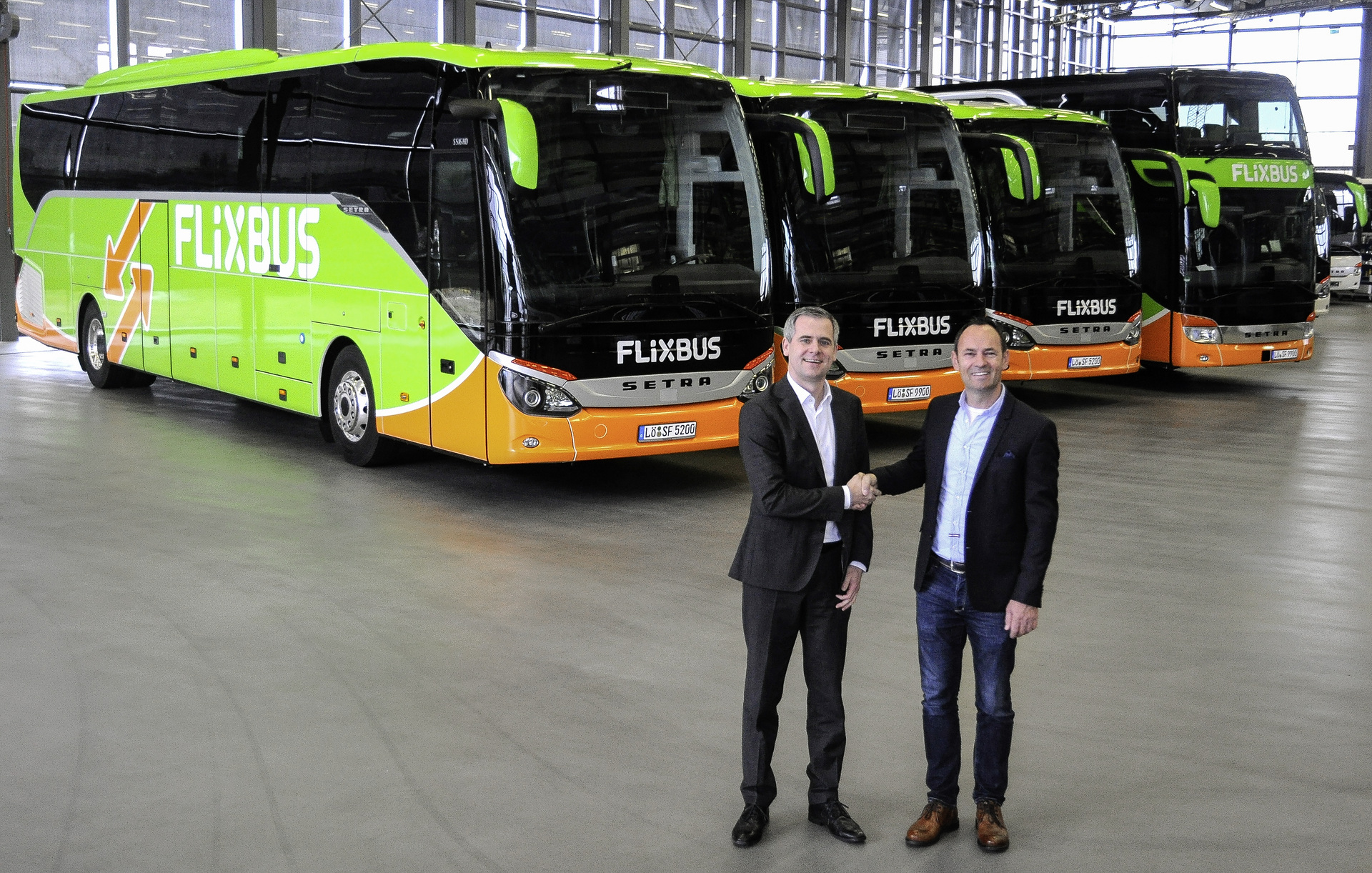 Die Stiefvater Fernlinien GmbH in Binzen schickt vier neue Setra Omnibusse auf die Straßen. John Stiefvater (rechts) übernahm die Fahrzeuge von Dr. Jens Heinemann, Leiter Vertrieb Setra Deutschland. Busunternehmen Stiefvater setzt auf Setra