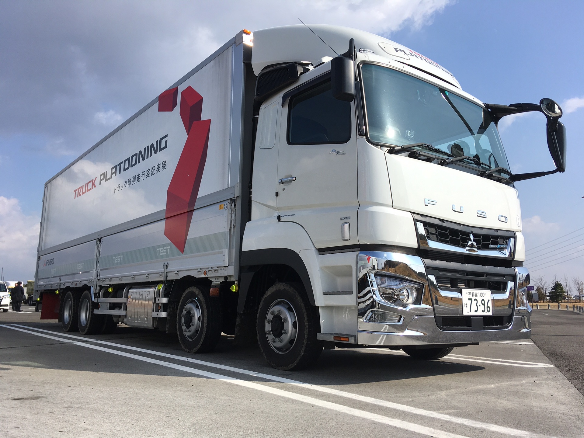 Jetzt auch in Asien: Daimler Trucks testet Platooning für den japanischen Markt auf öffentlichen Straßen im Großraum Tokyo Daimler Trucks testet Platooning-Technologie für mehr Effizienz bei Lkws jetzt auch in Japan