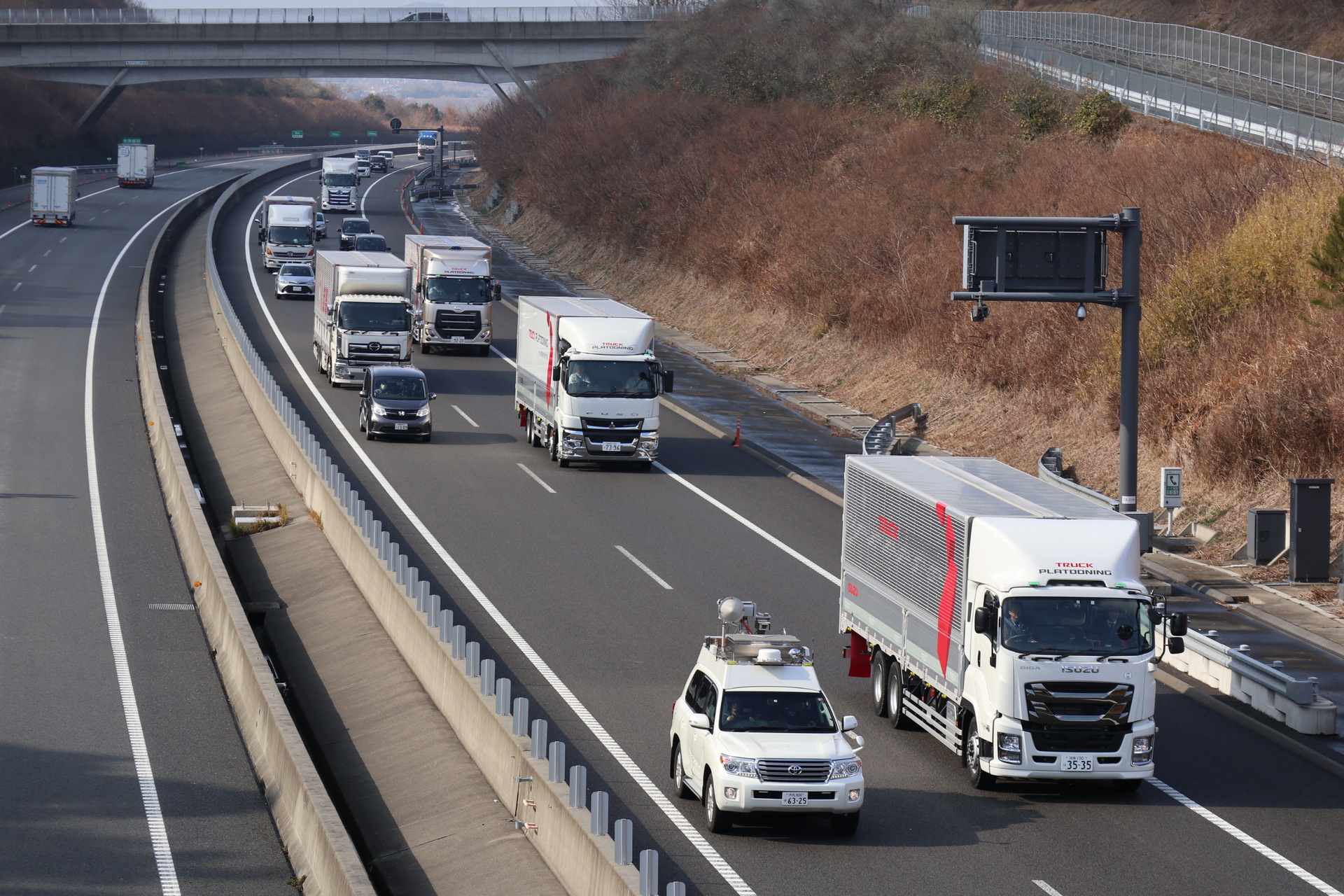 Langstrecke im Verbund: Die digitale Vernetzung der Lkw trägt dazu bei Kraftstoff zu sparen und CO2-Emissionen zu senken. Daimler Trucks testet Platooning-Technologie für mehr Effizienz bei Lkws jetzt auch in Japan