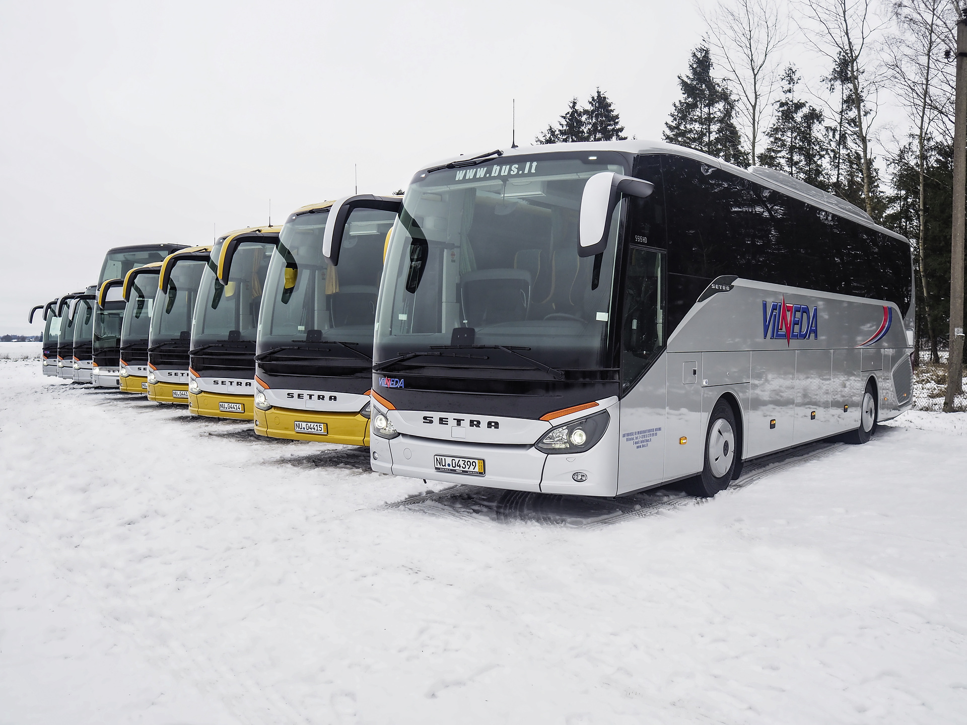 32 Setra Busse gehen an die litauische Vilneda GmbH (Uab) in Vilnius. Im Bild zu sehen sind acht Fahrzeuge der Setra ComfortClass sowie ein Doppelstockbus S 431 DT. Litauen fährt auf Setra ab