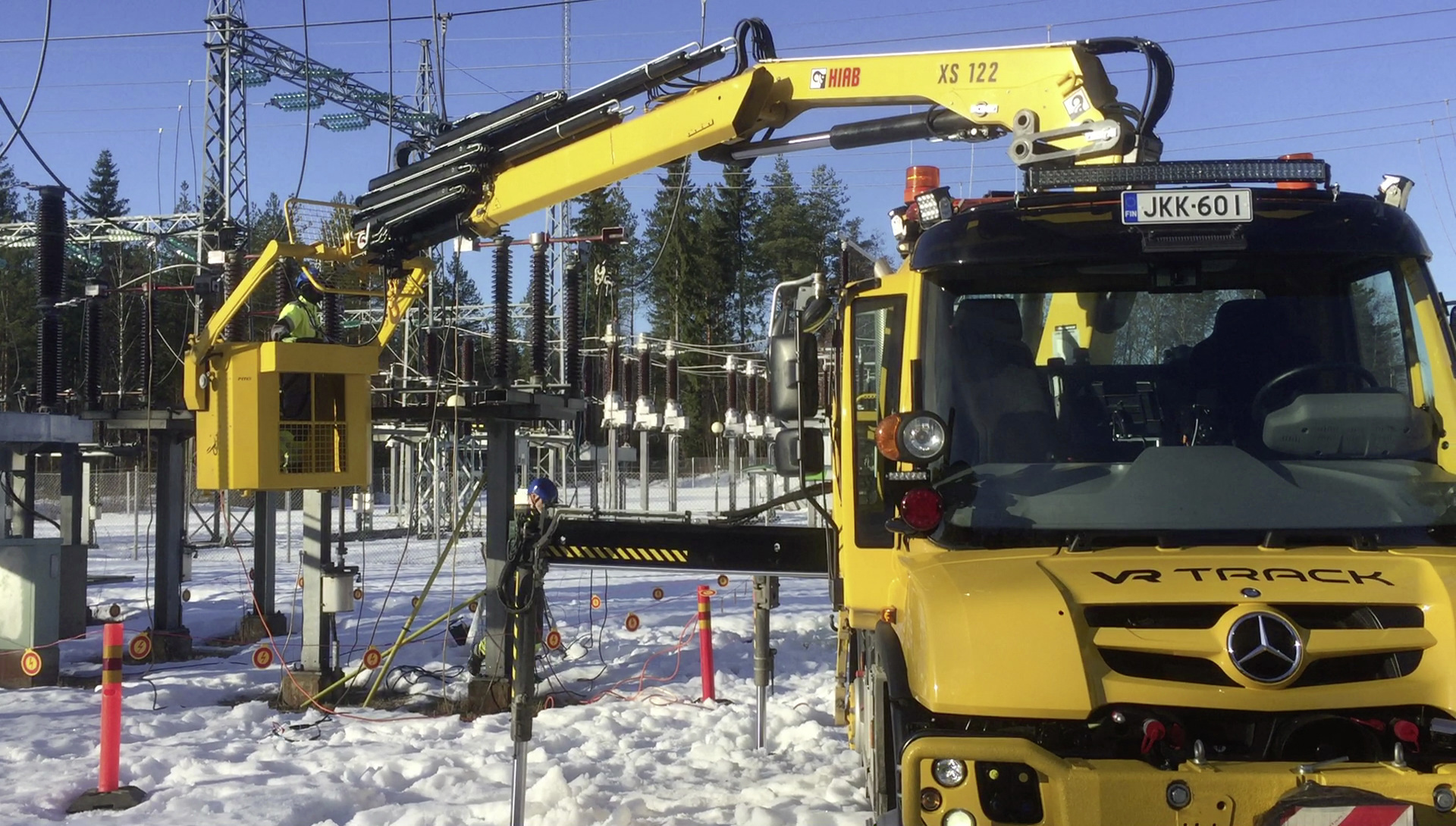 Mercedes-Benz Unimog U 427 2-Wege (für Straße und Schiene) räumt schneebedeckte Gleise in Finnland Unimog räumt schneebedeckte Gleise in Finnland