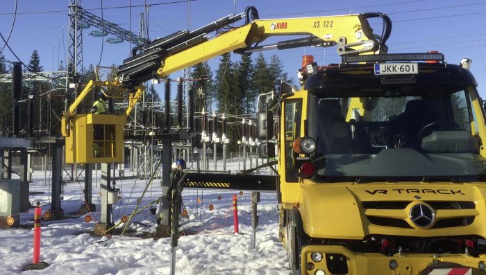 Unimog räumt schneebedeckte Gleise in Finnland