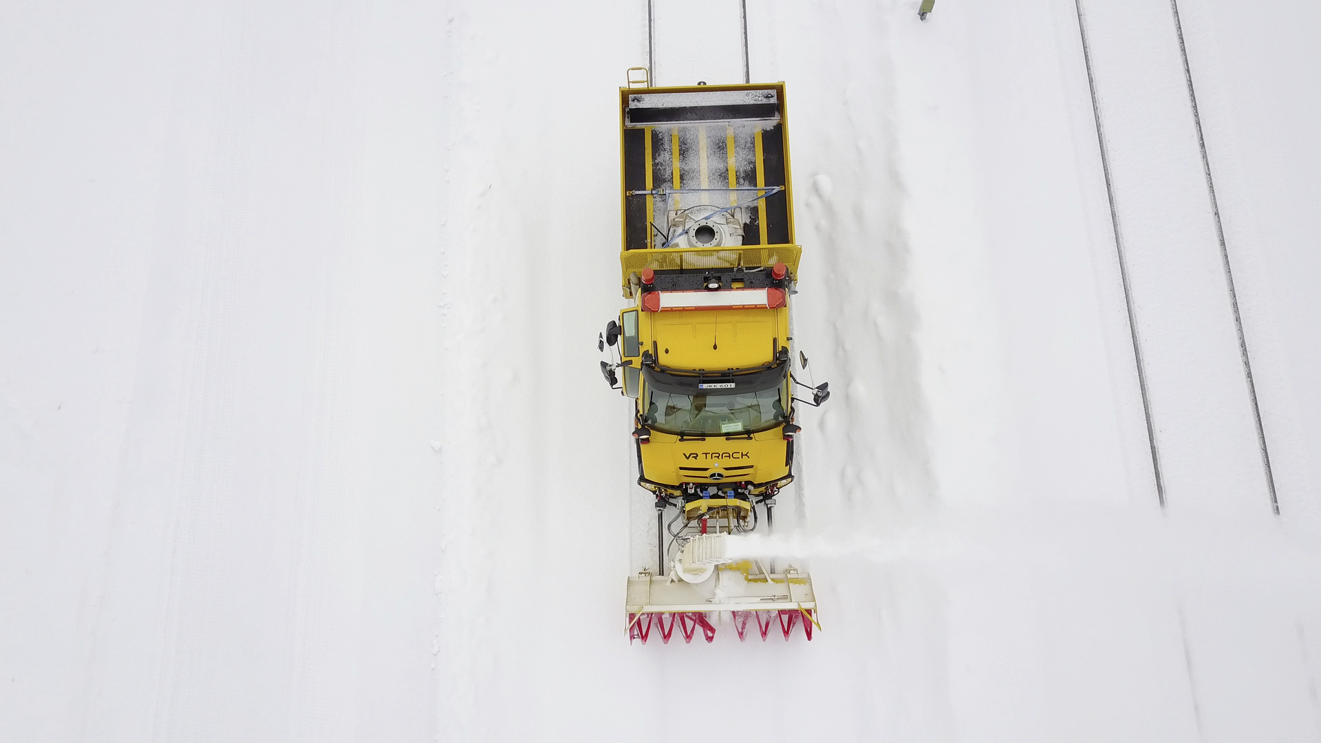 Mercedes-Benz Unimog U 427 2-Wege (für Straße und Schiene) räumt schneebedeckte Gleise in Finnland Unimog räumt schneebedeckte Gleise in Finnland