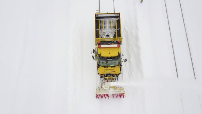 Unimog räumt schneebedeckte Gleise in Finnland