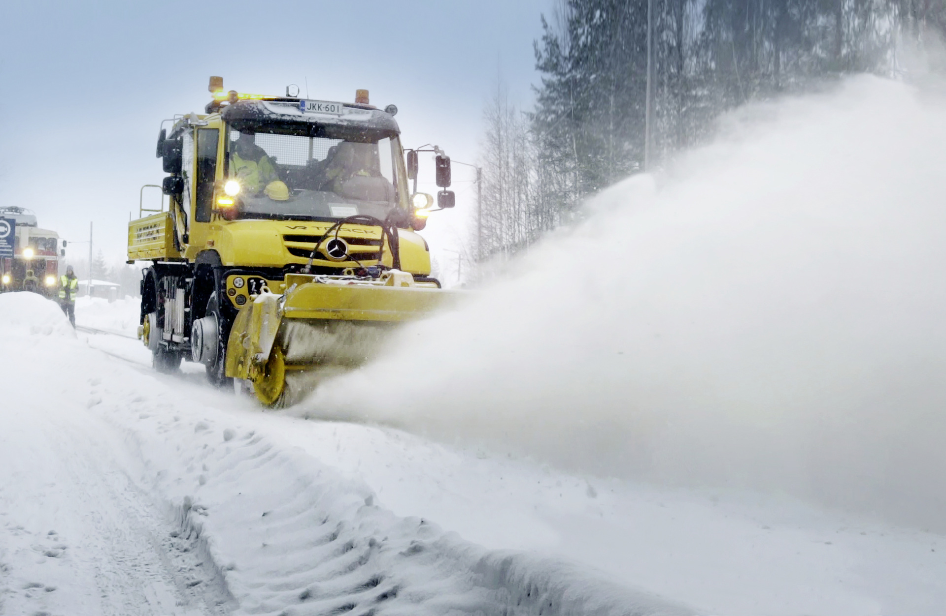 Mercedes-Benz Unimog U 427 2-Wege (für Straße und Schiene) räumt schneebedeckte Gleise in Finnland Unimog räumt schneebedeckte Gleise in Finnland