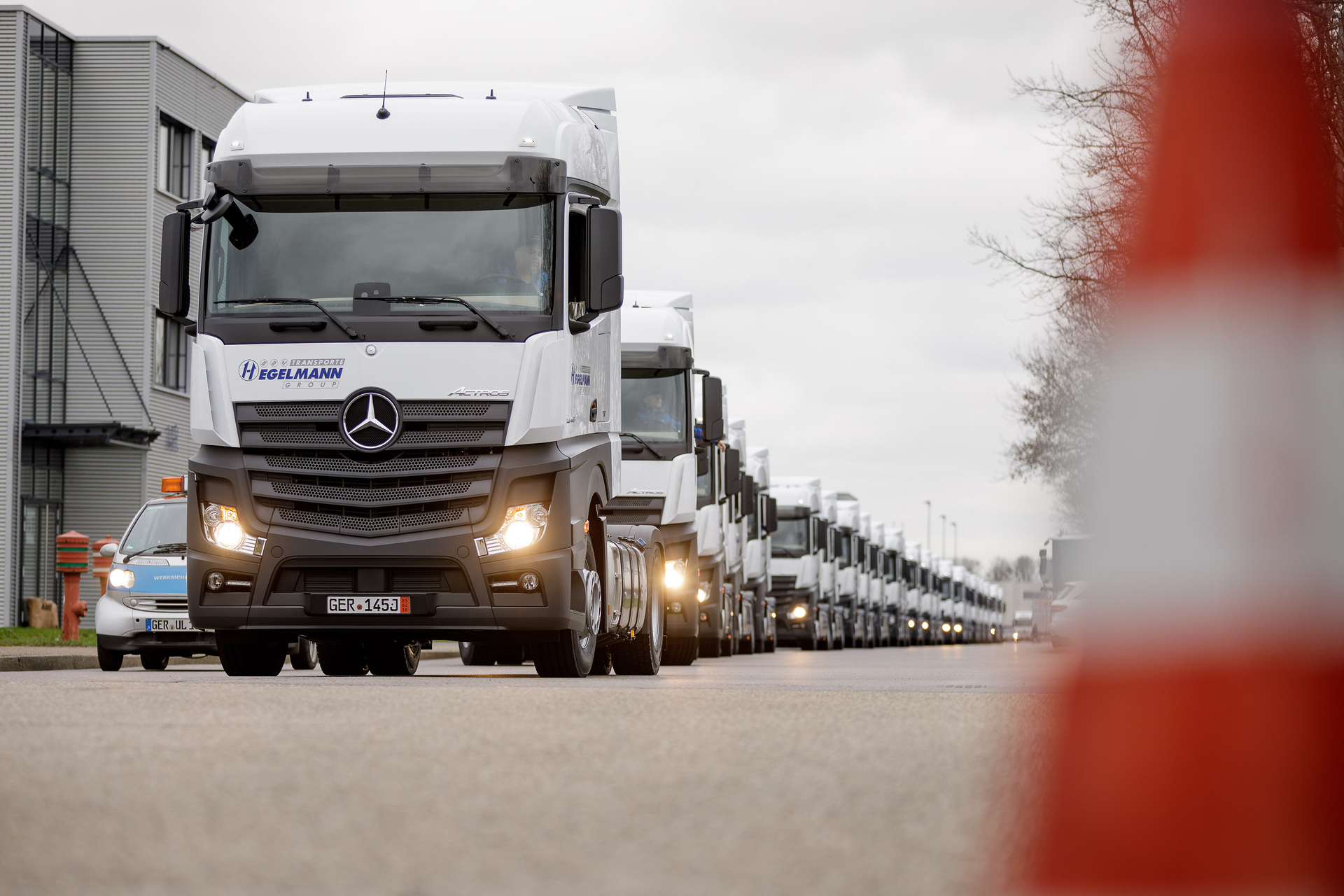 Die neuen Mercedes-Benz Actros der Hegelmann Group verlassen das Mercedes-Benz Werk Wörth. Mercedes-Benz Lkw: Großauftrag für Wörth: Logistikdienstleister Hegelmann übernimmt 1000sten Mercedes-Benz Actros – 500 weitere Fahrzeuge bereits bestellt