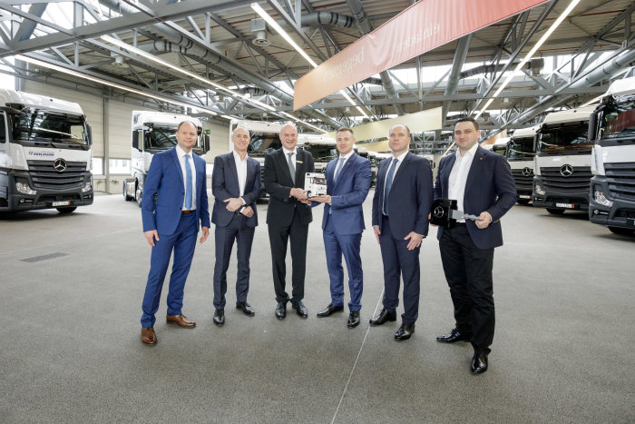 Mercedes-Benz Lkw: Großauftrag für Wörth: Logistikdienstleister Hegelmann übernimmt 1000sten Mercedes-Benz Actros – 500 weitere Fahrzeuge bereits bestellt
