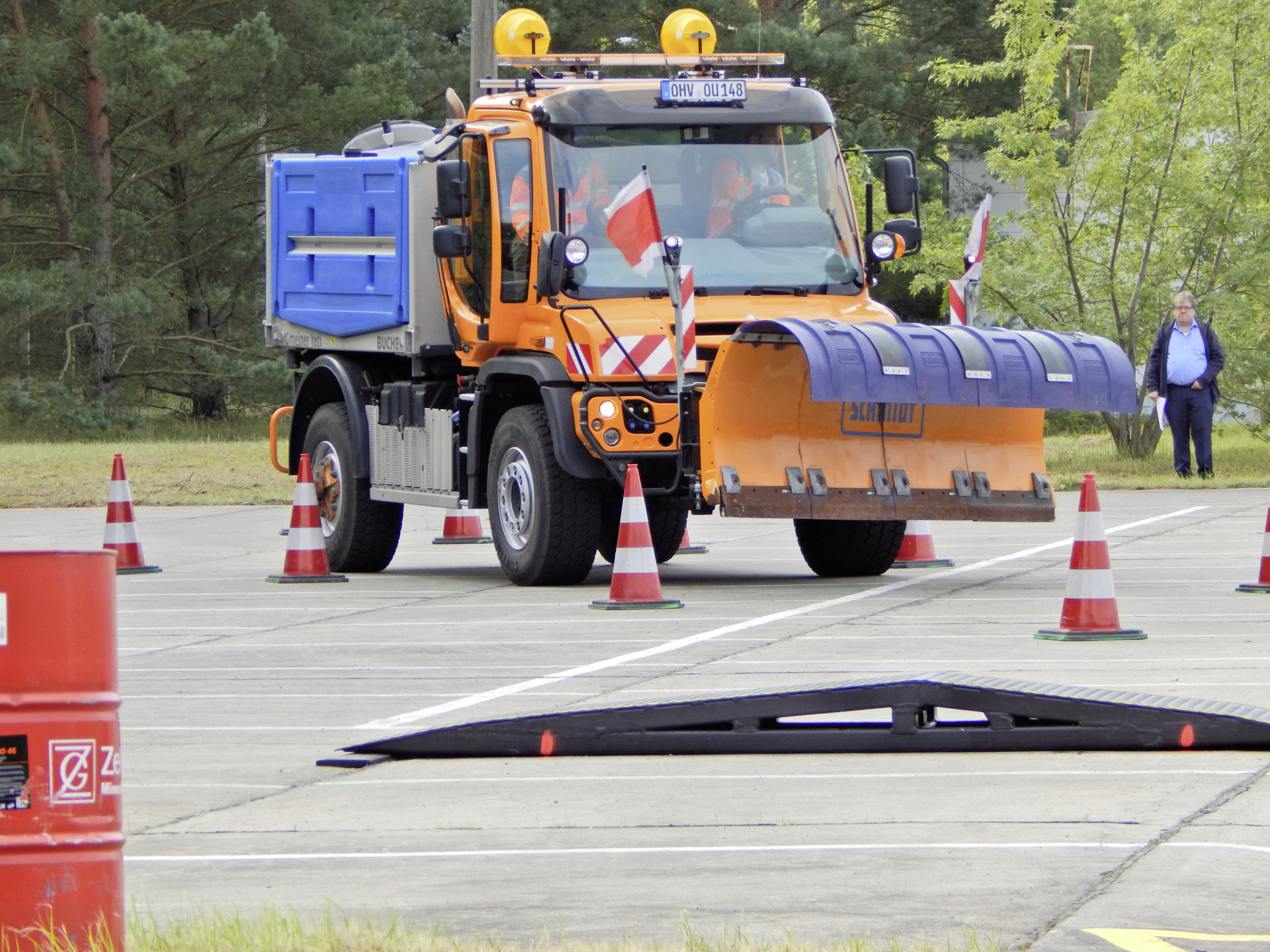 Bei der ersten Deutschen Schneepflugfahrer-Meisterschaft meisterte der Mercedes-Benz Unimog U 527 mit einem Schneepflug von Aebi Schmidt bravourös den anspruchsvollen Parcour. Sternstunde bei der ersten Deutschen Schneepflugfahrer-Meisterschaft: Mercedes-Benz Unimog ist „Schneepflug-Star“