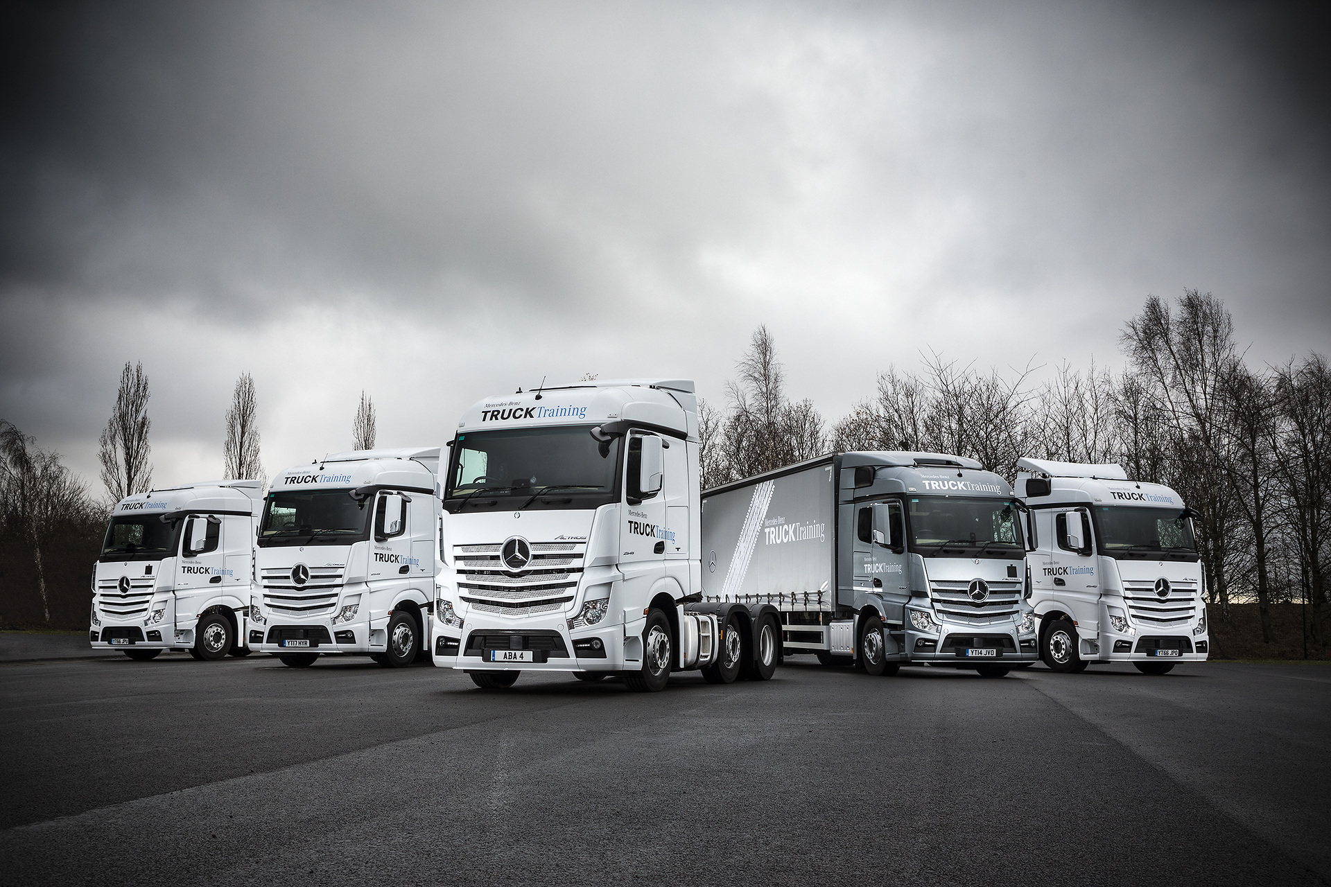 Mercedes-Benz bietet mit TRUCKTraining ein standardisiertes Portfolio für Lkw-Fahrertrainings an: Es geht um die Optimierung der Gesamtkosten, die Verbesserung der Sicherheit und auch eine bessere Verfügbarkeit zur Erhöhung der Transporteffizienz. Vom ProfiTraining zu Mercedes-Benz TRUCKTraining: Mercedes-Benz TRUCKTraining als weltweites Fahrertraining