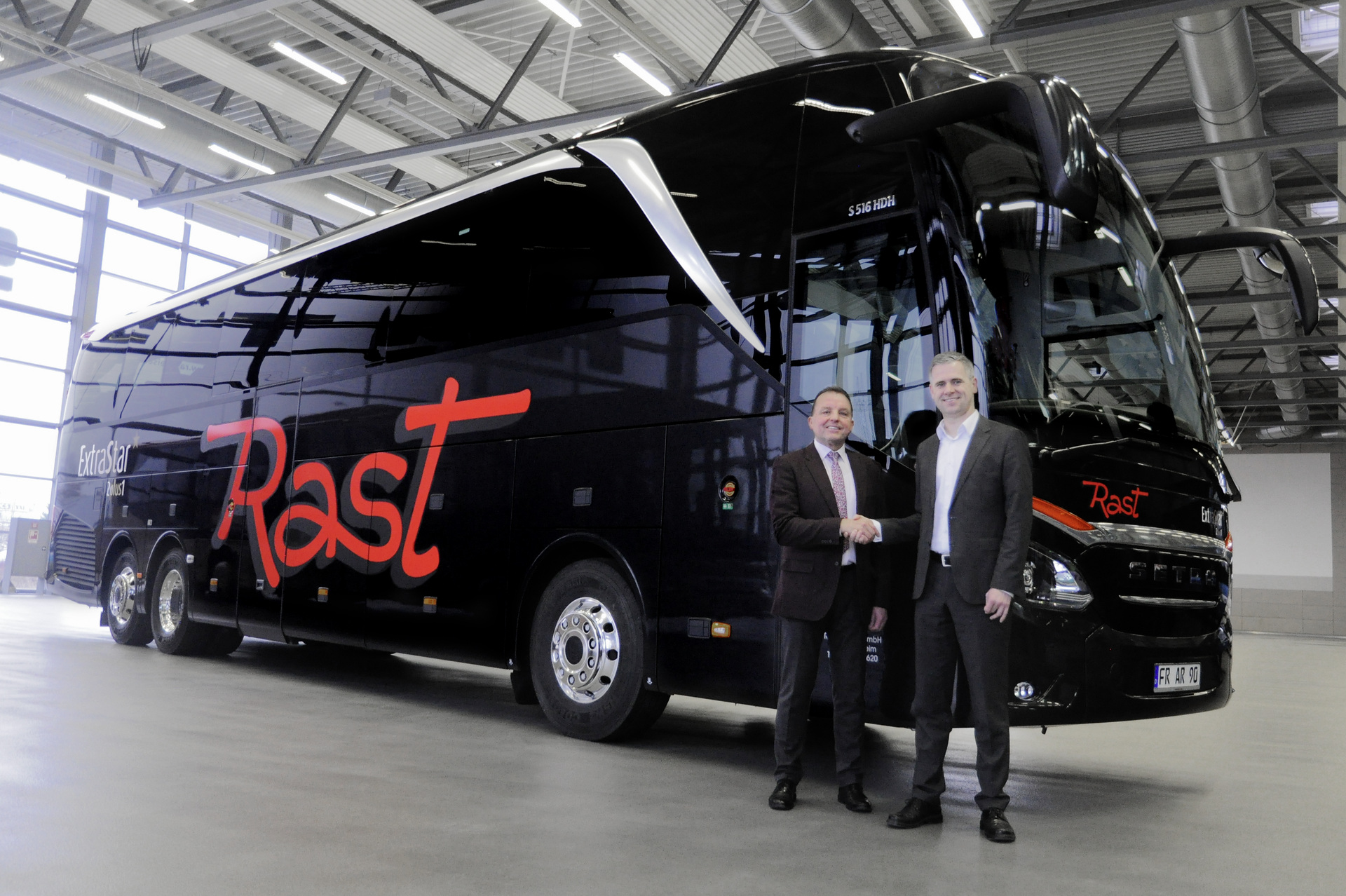 Ein S 516 HDH der Setra TopClass für die badische Rast Reisen GmbH: Das 1928 gegründete Unternehmen aus Hartheim bei Freiburg setzt seit über 60 Jahren im Reise- und Linienverkehr auf die Marke Setra. Rast Reisen macht Setra zum Extra Star
