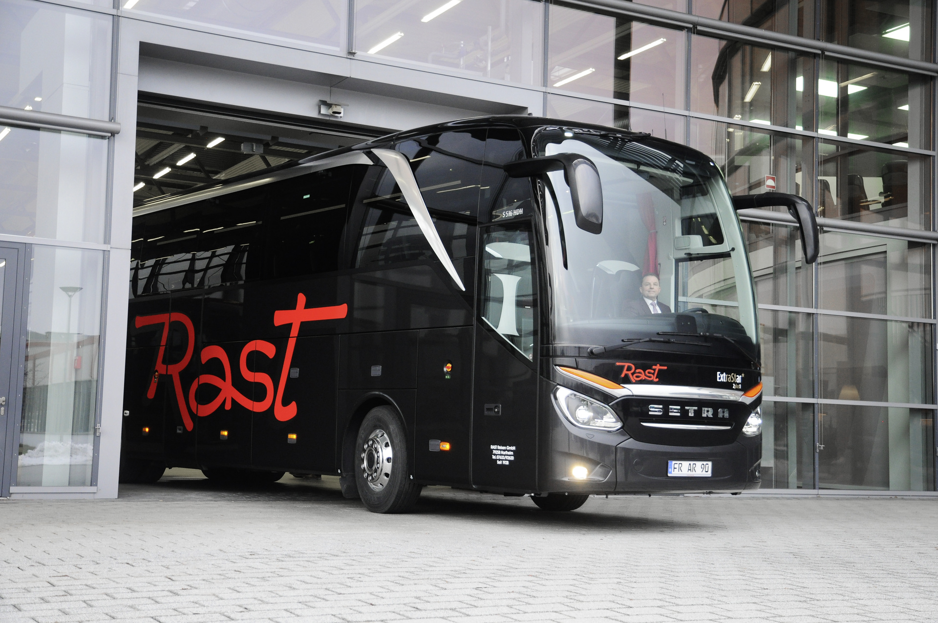 Ein S 516 HDH der Setra TopClass für die badische Rast Reisen GmbH: Das 1928 gegründete Unternehmen aus Hartheim bei Freiburg setzt seit über 60 Jahren im Reise- und Linienverkehr auf die Marke Setra. Rast Reisen macht Setra zum Extra Star