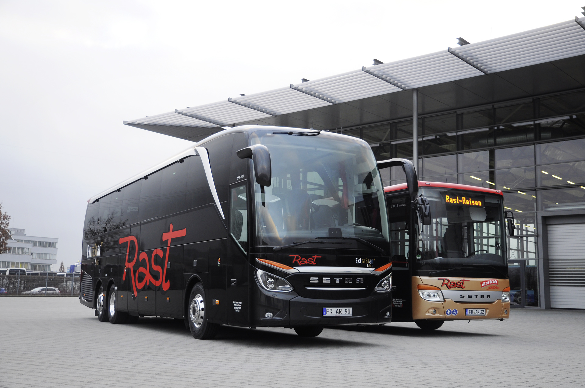 Ein S 516 HDH der Setra TopClass für die badische Rast Reisen GmbH: Das 1928 gegründete Unternehmen aus Hartheim bei Freiburg setzt seit über 60 Jahren im Reise- und Linienverkehr auf die Marke Setra. Rast Reisen macht Setra zum Extra Star
