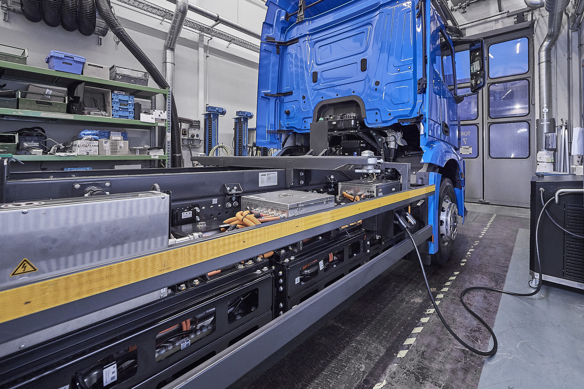 Mercedes-Benz eActros im Einsatz: Der vollelektrische Mercedes-Benz Lkw für den schweren Verteilerverkehr fährt lokal emissionsfrei und leise in Städten. Bis zu 200 Kilometer Reichweite mit gewohnter Fahrleistung und Nutzlast. Technische Daten: Exterieur, 2 x elektrischer Radnabenmotor, 240 kW, 2 x 485 Nm, Radformel 6x2, M-Fahrerhaus Vollelektrische Mercedes-Benz Lkw für den schweren Verteilerverkehr: Nachhaltig, vollelektrisch und leise: Mercedes-Benz eActros geht 2018 in den Kundeneinsatz