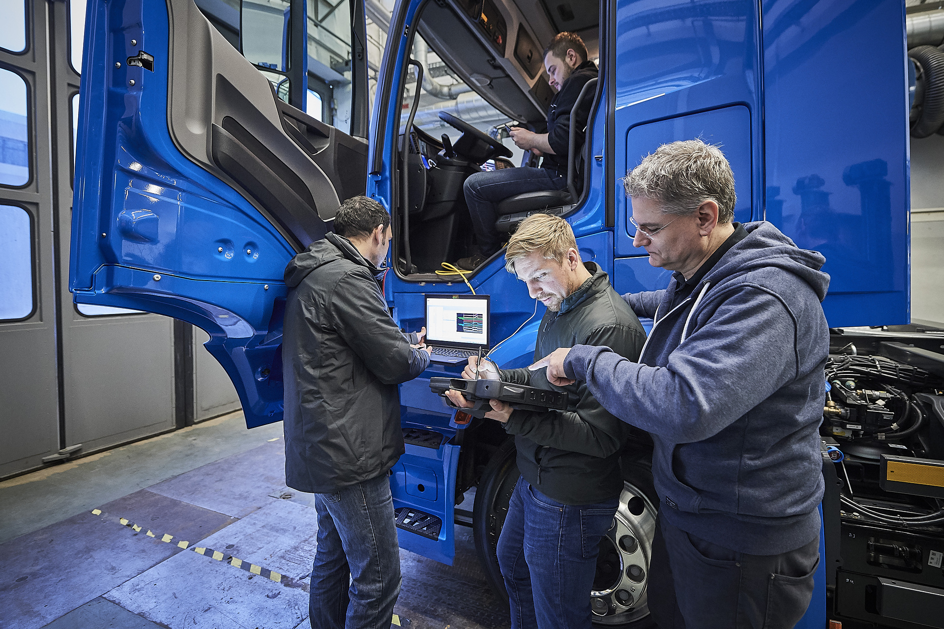 Mercedes-Benz eActros im Einsatz: Der vollelektrische Mercedes-Benz Lkw für den schweren Verteilerverkehr fährt lokal emissionsfrei und leise in Städten. Bis zu 200 Kilometer Reichweite mit gewohnter Fahrleistung und Nutzlast. Technische Daten: Exterieur, 2 x elektrischer Radnabenmotor, 240 kW, 2 x 485 Nm, Radformel 6x2, M-Fahrerhaus Vollelektrische Mercedes-Benz Lkw für den schweren Verteilerverkehr: Nachhaltig, vollelektrisch und leise: Mercedes-Benz eActros geht 2018 in den Kundeneinsatz
