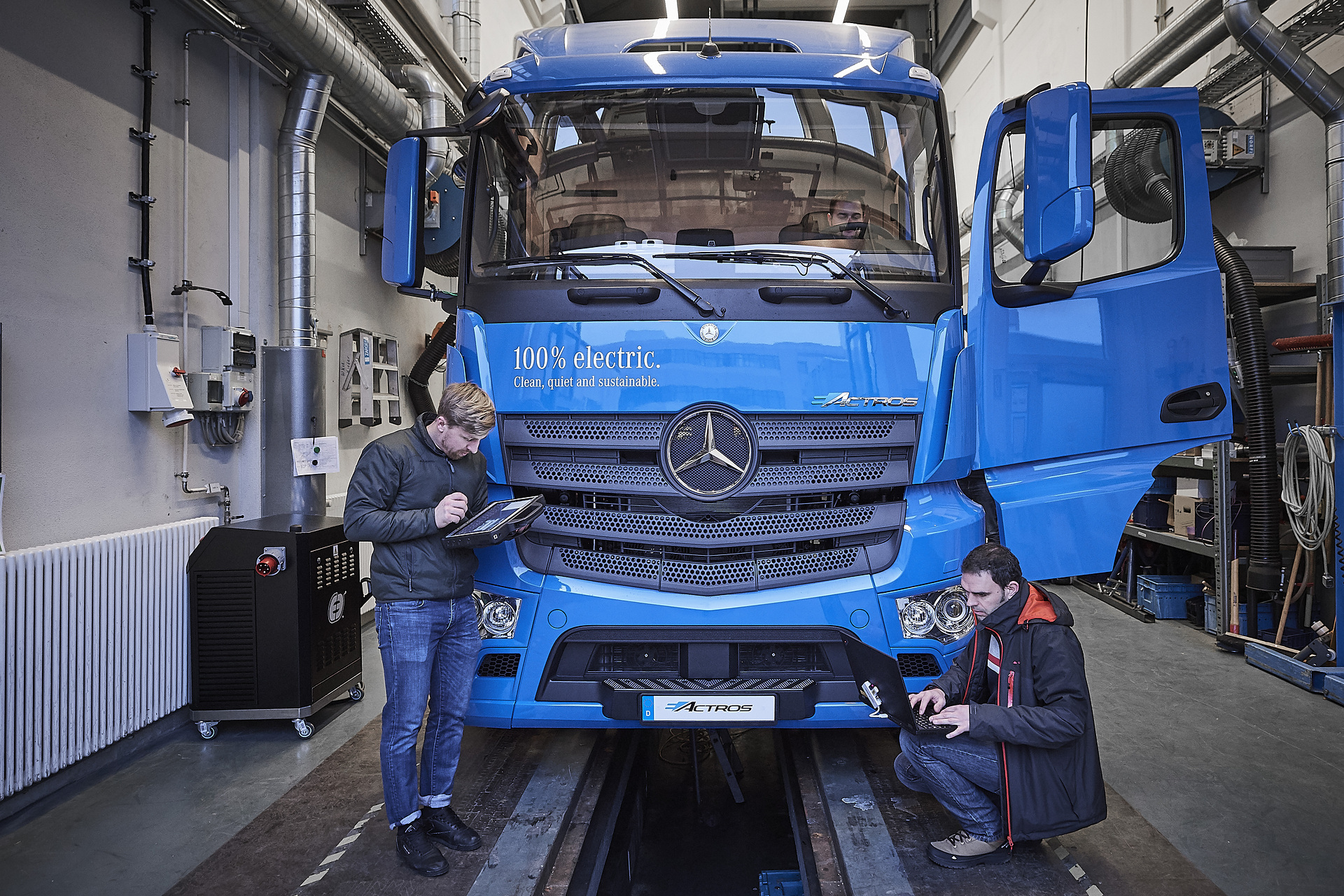 Mercedes-Benz eActros im Einsatz: Der vollelektrische Mercedes-Benz Lkw für den schweren Verteilerverkehr fährt lokal emissionsfrei und leise in Städten. Bis zu 200 Kilometer Reichweite mit gewohnter Fahrleistung und Nutzlast. Technische Daten: Exterieur, 2 x elektrischer Radnabenmotor, 240 kW, 2 x 485 Nm, Radformel 6x2, M-Fahrerhaus Vollelektrische Mercedes-Benz Lkw für den schweren Verteilerverkehr: Nachhaltig, vollelektrisch und leise: Mercedes-Benz eActros geht 2018 in den Kundeneinsatz