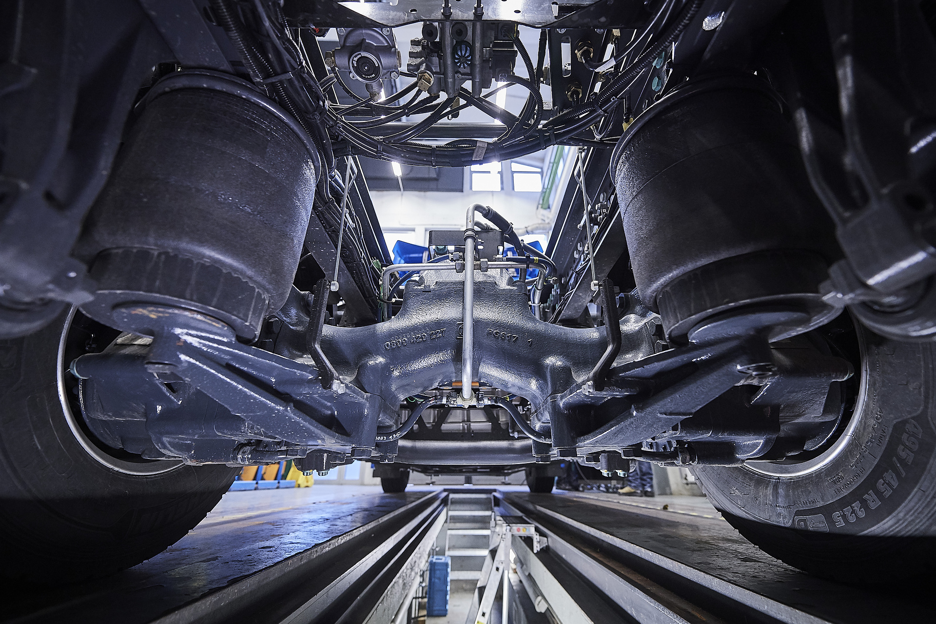 Mercedes-Benz eActros im Einsatz: Der vollelektrische Mercedes-Benz Lkw für den schweren Verteilerverkehr fährt lokal emissionsfrei und leise in Städten. Bis zu 200 Kilometer Reichweite mit gewohnter Fahrleistung und Nutzlast. Technische Daten: Exterieur, 2 x elektrischer Radnabenmotor, 240 kW, 2 x 485 Nm, Radformel 6x2, M-Fahrerhaus Vollelektrische Mercedes-Benz Lkw für den schweren Verteilerverkehr: Nachhaltig, vollelektrisch und leise: Mercedes-Benz eActros geht 2018 in den Kundeneinsatz