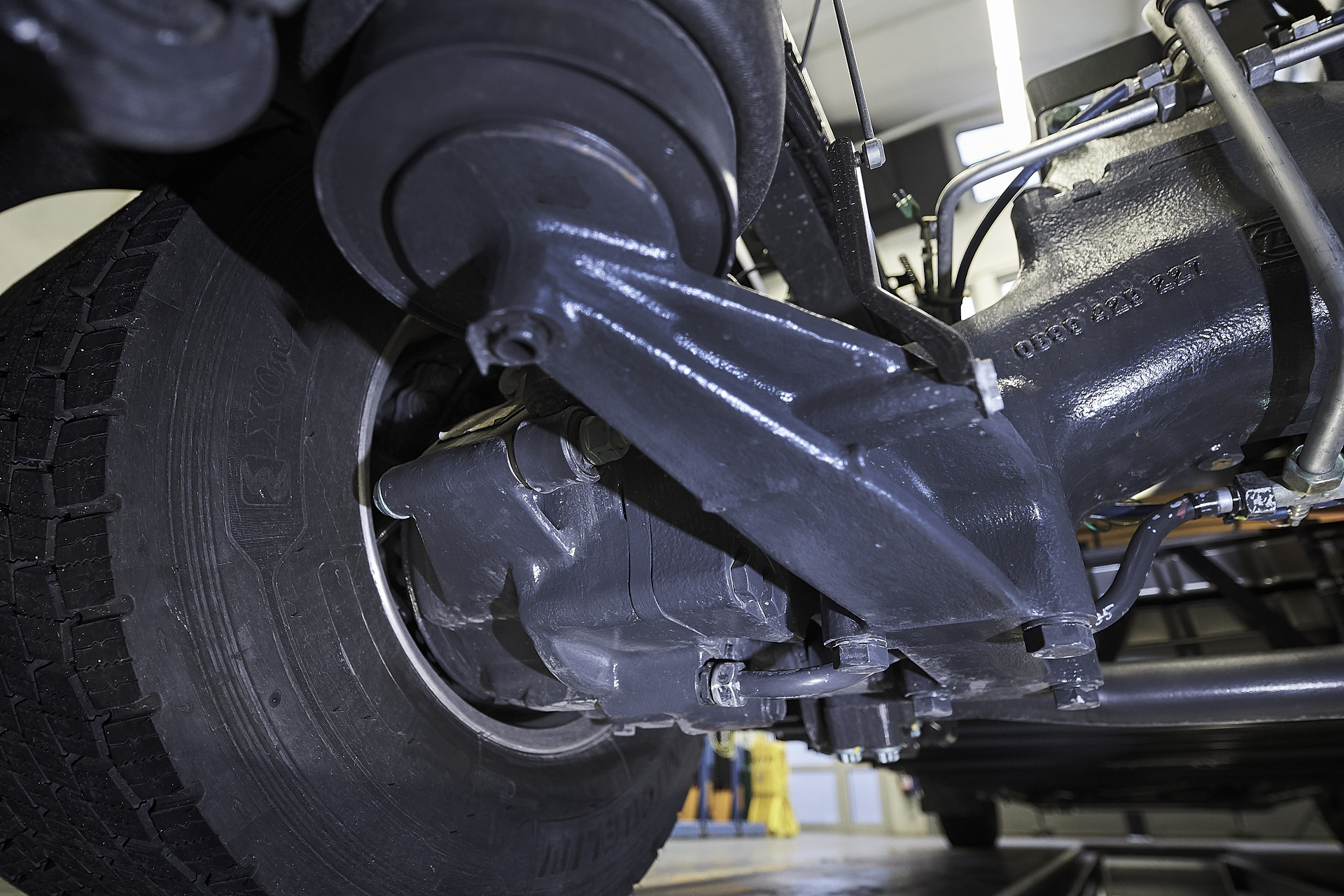 Mercedes-Benz eActros im Einsatz: Der vollelektrische Mercedes-Benz Lkw für den schweren Verteilerverkehr fährt lokal emissionsfrei und leise in Städten. Bis zu 200 Kilometer Reichweite mit gewohnter Fahrleistung und Nutzlast. Technische Daten: Exterieur, 2 x elektrischer Radnabenmotor, 240 kW, 2 x 485 Nm, Radformel 6x2, M-Fahrerhaus Vollelektrische Mercedes-Benz Lkw für den schweren Verteilerverkehr: Nachhaltig, vollelektrisch und leise: Mercedes-Benz eActros geht 2018 in den Kundeneinsatz