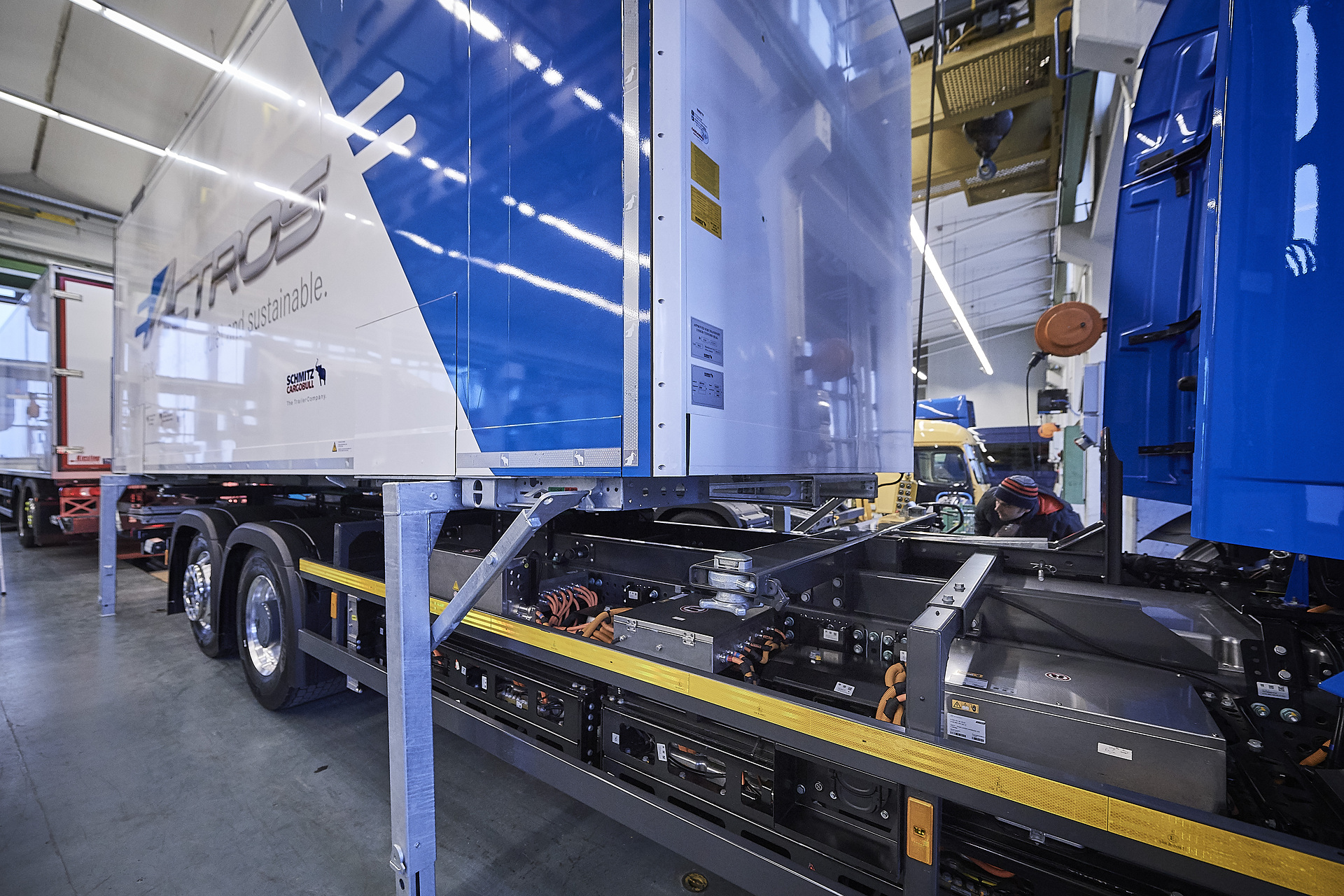 Mercedes-Benz eActros im Einsatz: Der vollelektrische Mercedes-Benz Lkw für den schweren Verteilerverkehr fährt lokal emissionsfrei und leise in Städten. Bis zu 200 Kilometer Reichweite mit gewohnter Fahrleistung und Nutzlast. Technische Daten: Exterieur, 2 x elektrischer Radnabenmotor, 240 kW, 2 x 485 Nm, Radformel 6x2, M-Fahrerhaus Vollelektrische Mercedes-Benz Lkw für den schweren Verteilerverkehr: Nachhaltig, vollelektrisch und leise: Mercedes-Benz eActros geht 2018 in den Kundeneinsatz