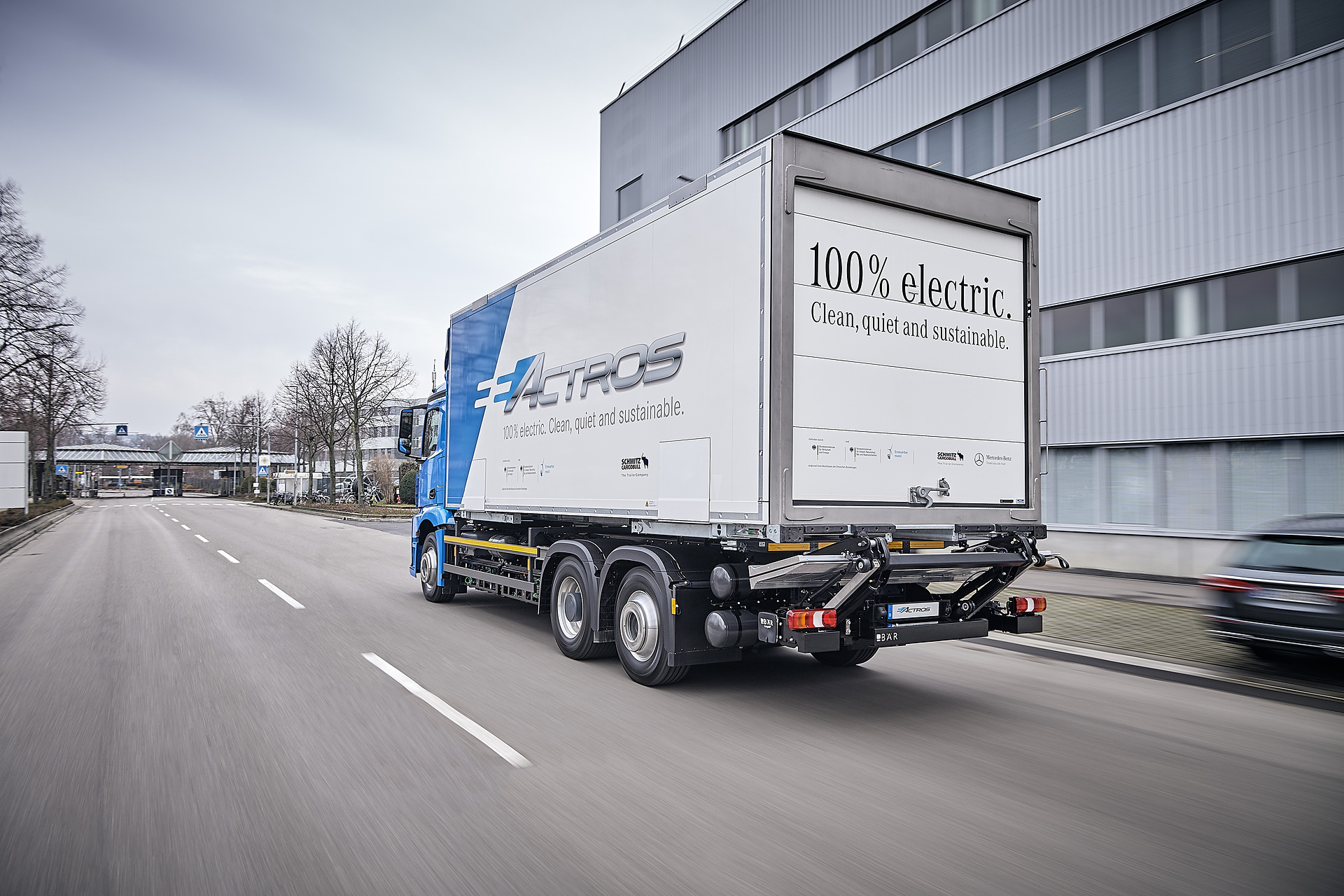Mercedes-Benz eActros im Einsatz: Der vollelektrische Mercedes-Benz Lkw für den schweren Verteilerverkehr fährt lokal emissionsfrei und leise in Städten. Bis zu 200 Kilometer Reichweite mit gewohnter Fahrleistung und Nutzlast. Technische Daten: Exterieur, 2 x elektrischer Radnabenmotor, 240 kW, 2 x 485 Nm, Radformel 6x2, M-Fahrerhaus Vollelektrische Mercedes-Benz Lkw für den schweren Verteilerverkehr: Nachhaltig, vollelektrisch und leise: Mercedes-Benz eActros geht 2018 in den Kundeneinsatz