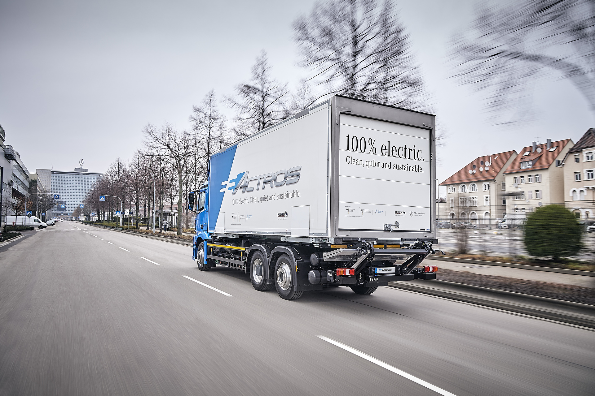 Mercedes-Benz eActros im Einsatz: Der vollelektrische Mercedes-Benz Lkw für den schweren Verteilerverkehr fährt lokal emissionsfrei und leise in Städten. Bis zu 200 Kilometer Reichweite mit gewohnter Fahrleistung und Nutzlast. Technische Daten: Exterieur, 2 x elektrischer Radnabenmotor, 240 kW, 2 x 485 Nm, Radformel 6x2, M-Fahrerhaus Vollelektrische Mercedes-Benz Lkw für den schweren Verteilerverkehr: Nachhaltig, vollelektrisch und leise: Mercedes-Benz eActros geht 2018 in den Kundeneinsatz