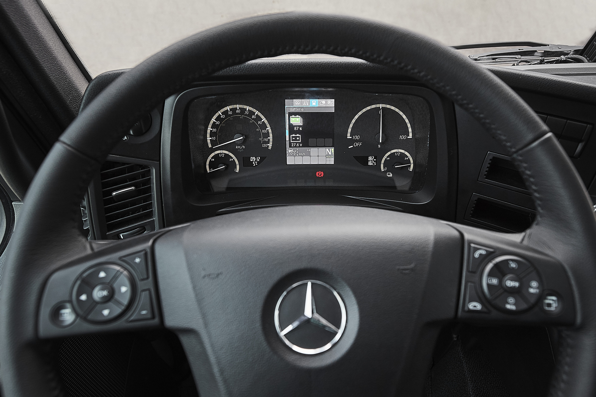 Mercedes-Benz eActros im Einsatz: Der vollelektrische Mercedes-Benz Lkw für den schweren Verteilerverkehr fährt lokal emissionsfrei und leise in Städten. Bis zu 200 Kilometer Reichweite mit gewohnter Fahrleistung und Nutzlast. Technische Daten: Exterieur, 2 x elektrischer Radnabenmotor, 240 kW, 2 x 485 Nm, Radformel 6x2, M-Fahrerhaus Vollelektrische Mercedes-Benz Lkw für den schweren Verteilerverkehr: Nachhaltig, vollelektrisch und leise: Mercedes-Benz eActros geht 2018 in den Kundeneinsatz