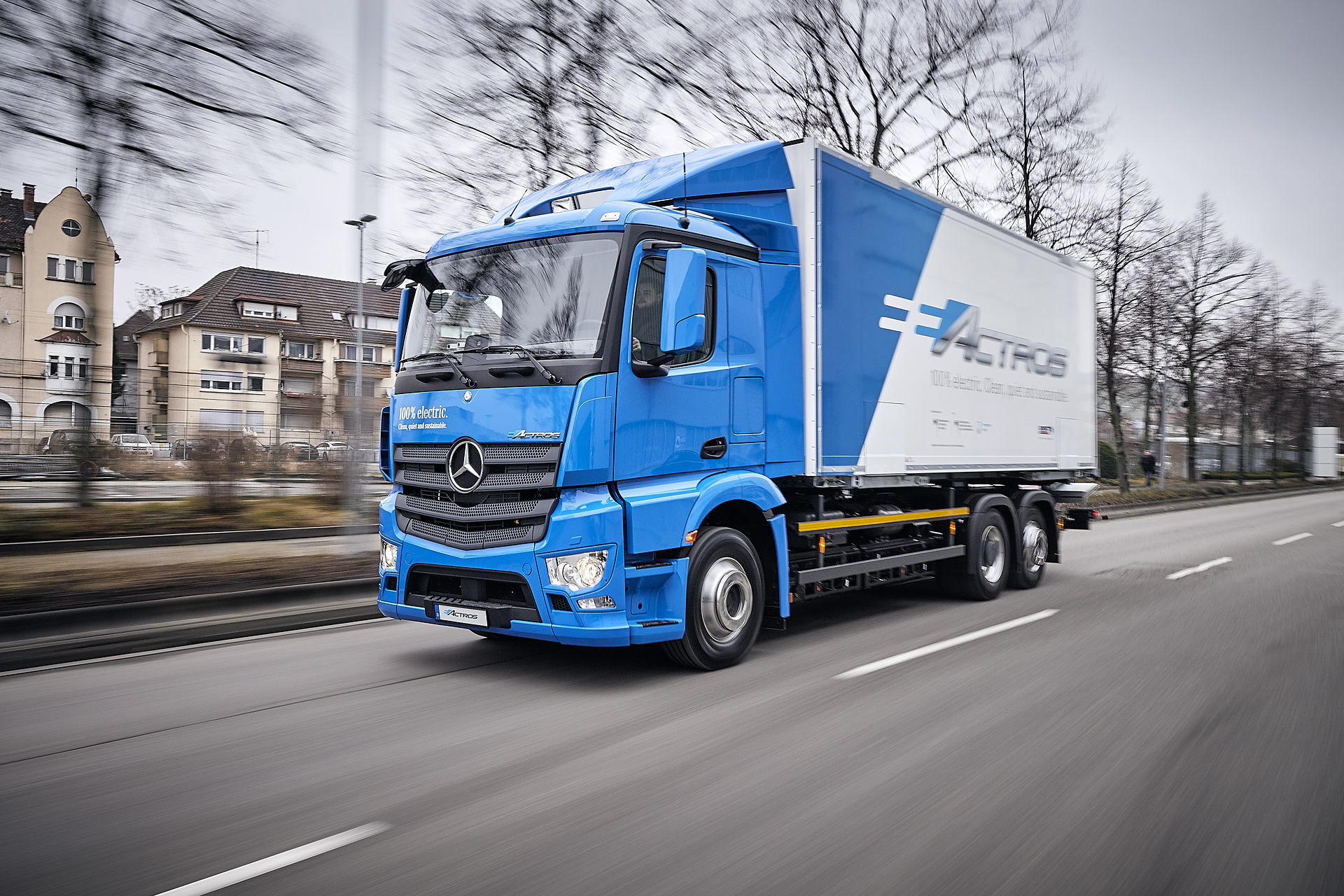 Mercedes-Benz eActros im Einsatz: Der vollelektrische Mercedes-Benz Lkw für den schweren Verteilerverkehr fährt lokal emissionsfrei und leise in Städten. Bis zu 200 Kilometer Reichweite mit gewohnter Fahrleistung und Nutzlast. Technische Daten: Exterieur, 2 x elektrischer Radnabenmotor, 240 kW, 2 x 485 Nm, Radformel 6x2, M-Fahrerhaus Vollelektrische Mercedes-Benz Lkw für den schweren Verteilerverkehr: Nachhaltig, vollelektrisch und leise: Mercedes-Benz eActros geht 2018 in den Kundeneinsatz