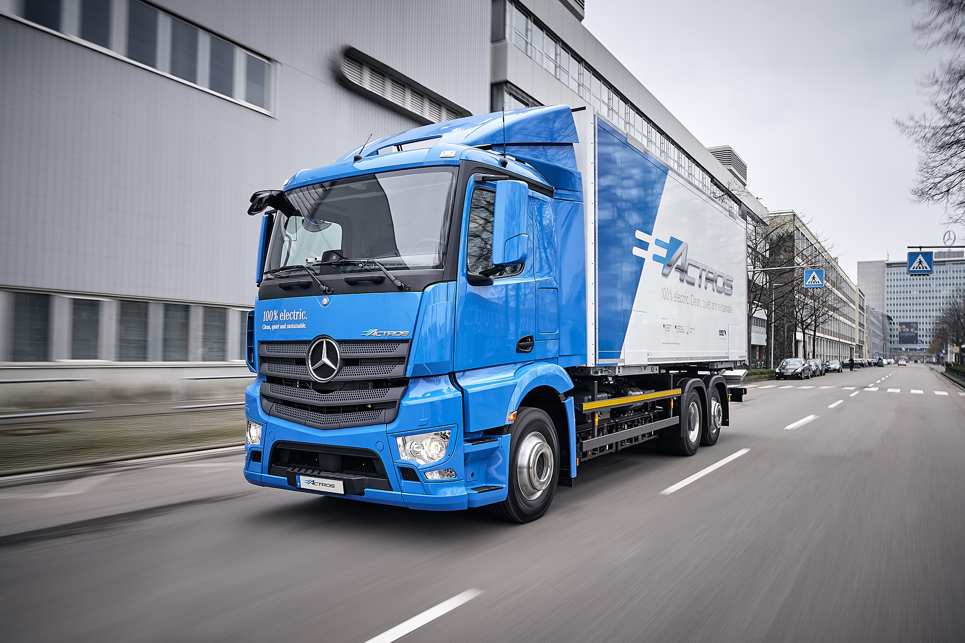 Mercedes-Benz eActros im Einsatz: Der vollelektrische Mercedes-Benz Lkw für den schweren Verteilerverkehr fährt lokal emissionsfrei und leise in Städten. Bis zu 200 Kilometer Reichweite mit gewohnter Fahrleistung und Nutzlast. Technische Daten: Exterieur, 2 x elektrischer Radnabenmotor, 240 kW, 2 x 485 Nm, Radformel 6x2, M-Fahrerhaus Vollelektrische Mercedes-Benz Lkw für den schweren Verteilerverkehr: Nachhaltig, vollelektrisch und leise: Mercedes-Benz eActros geht 2018 in den Kundeneinsatz