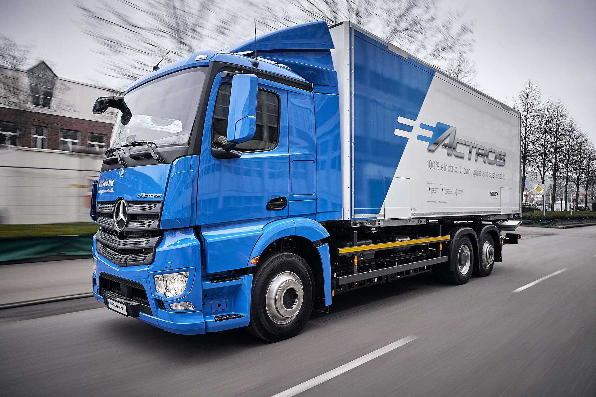 Mercedes-Benz eActros im Einsatz: Der vollelektrische Mercedes-Benz Lkw für den schweren Verteilerverkehr fährt lokal emissionsfrei und leise in Städten. Bis zu 200 Kilometer Reichweite mit gewohnter Fahrleistung und Nutzlast. Technische Daten: Exterieur, 2 x elektrischer Radnabenmotor, 240 kW, 2 x 485 Nm, Radformel 6x2, M-Fahrerhaus Vollelektrische Mercedes-Benz Lkw für den schweren Verteilerverkehr: Nachhaltig, vollelektrisch und leise: Mercedes-Benz eActros geht 2018 in den Kundeneinsatz
