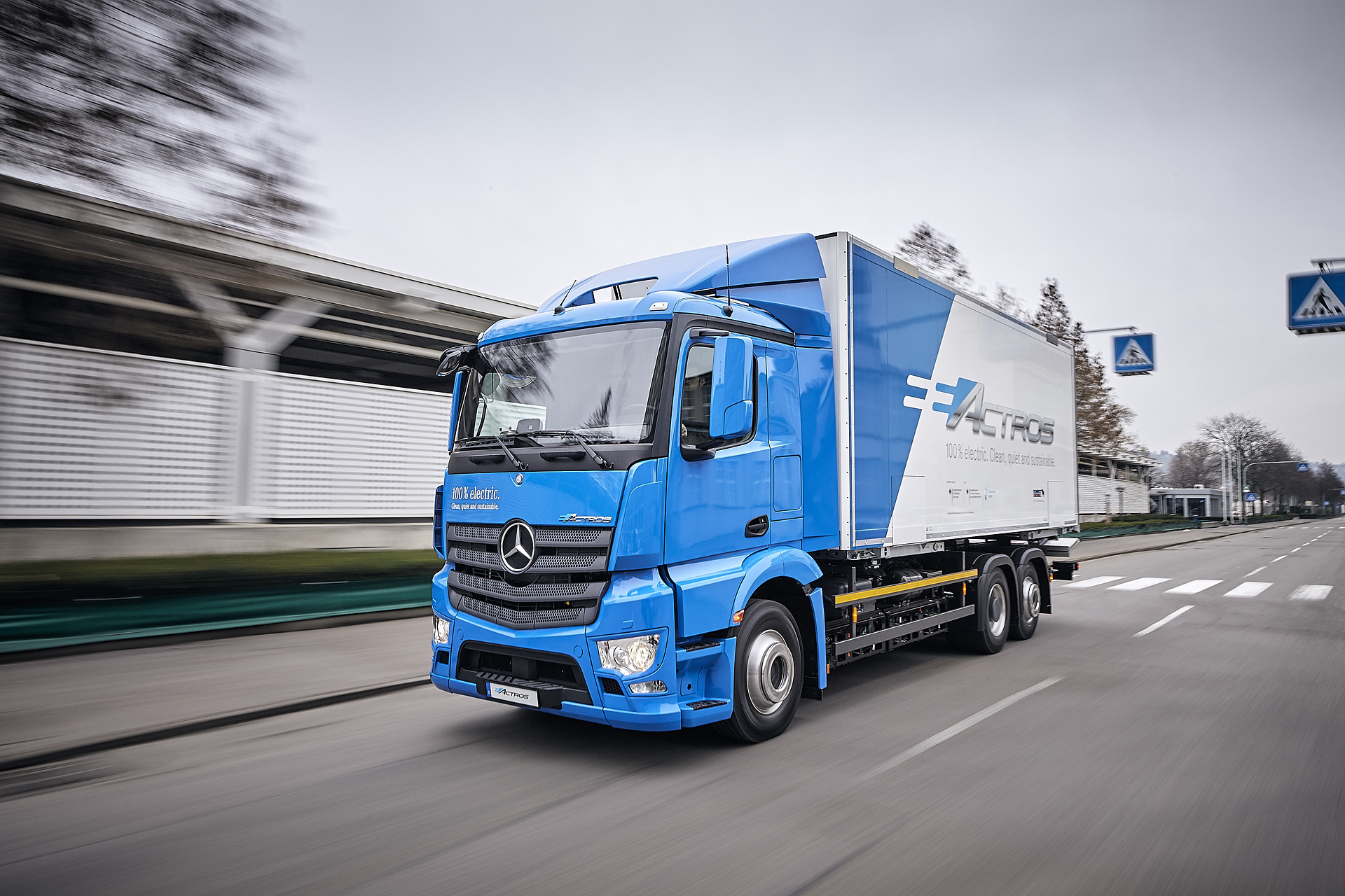 Mercedes-Benz eActros im Einsatz: Der vollelektrische Mercedes-Benz Lkw für den schweren Verteilerverkehr fährt lokal emissionsfrei und leise in Städten. Bis zu 200 Kilometer Reichweite mit gewohnter Fahrleistung und Nutzlast. Technische Daten: Exterieur, 2 x elektrischer Radnabenmotor, 240 kW, 2 x 485 Nm, Radformel 6x2, M-Fahrerhaus Vollelektrische Mercedes-Benz Lkw für den schweren Verteilerverkehr: Nachhaltig, vollelektrisch und leise: Mercedes-Benz eActros geht 2018 in den Kundeneinsatz