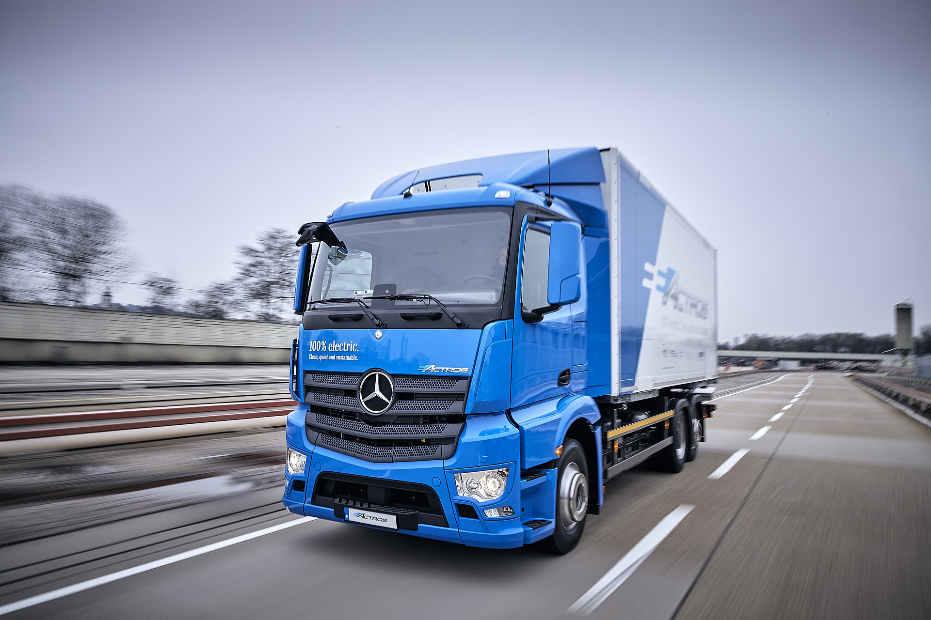 Mercedes-Benz eActros im Einsatz: Der vollelektrische Mercedes-Benz Lkw für den schweren Verteilerverkehr fährt lokal emissionsfrei und leise in Städten. Bis zu 200 Kilometer Reichweite mit gewohnter Fahrleistung und Nutzlast. Technische Daten: Exterieur, 2 x elektrischer Radnabenmotor, 240 kW, 2 x 485 Nm, Radformel 6x2, M-Fahrerhaus Vollelektrische Mercedes-Benz Lkw für den schweren Verteilerverkehr: Nachhaltig, vollelektrisch und leise: Mercedes-Benz eActros geht 2018 in den Kundeneinsatz