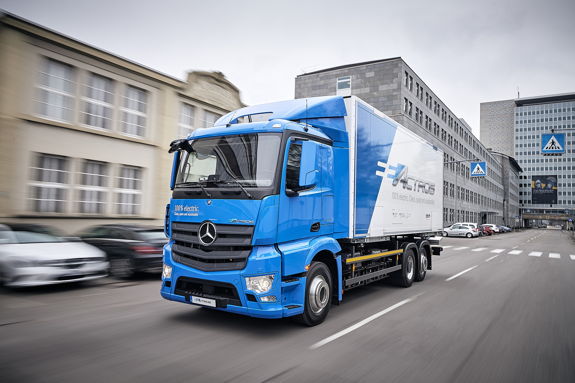 Mercedes-Benz eActros im Einsatz: Der vollelektrische Mercedes-Benz Lkw für den schweren Verteilerverkehr fährt lokal emissionsfrei und leise in Städten. Bis zu 200 Kilometer Reichweite mit gewohnter Fahrleistung und Nutzlast. Technische Daten: Exterieur, 2 x elektrischer Radnabenmotor, 240 kW, 2 x 485 Nm, Radformel 6x2, M-Fahrerhaus Vollelektrische Mercedes-Benz Lkw für den schweren Verteilerverkehr: Nachhaltig, vollelektrisch und leise: Mercedes-Benz eActros geht 2018 in den Kundeneinsatz