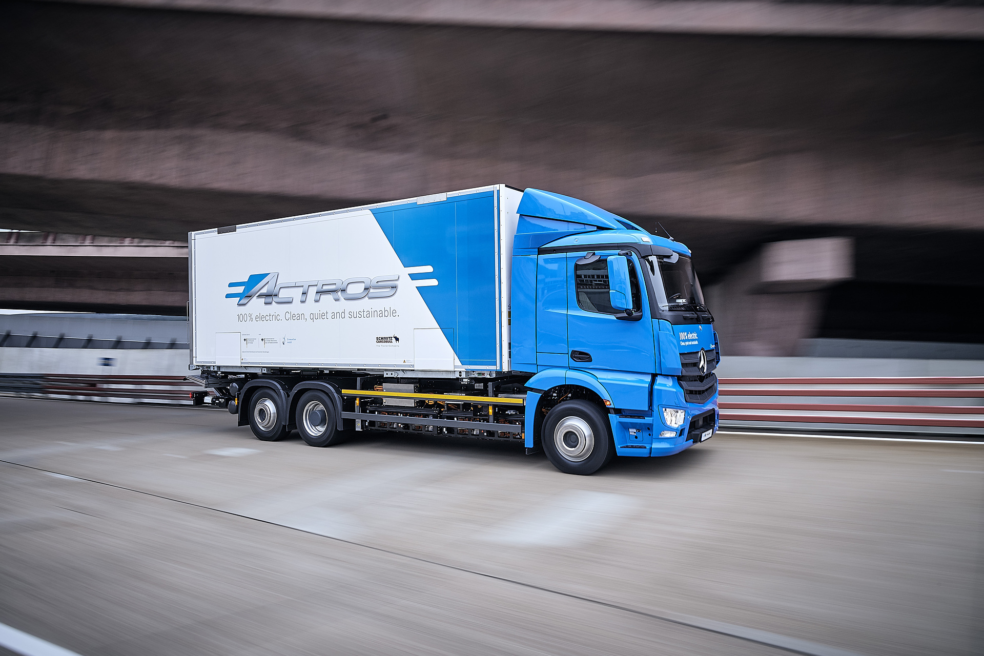 Mercedes-Benz eActros im Einsatz: Der vollelektrische Mercedes-Benz Lkw für den schweren Verteilerverkehr fährt lokal emissionsfrei und leise in Städten. Bis zu 200 Kilometer Reichweite mit gewohnter Fahrleistung und Nutzlast. Technische Daten: Exterieur, 2 x elektrischer Radnabenmotor, 240 kW, 2 x 485 Nm, Radformel 6x2, M-Fahrerhaus Vollelektrische Mercedes-Benz Lkw für den schweren Verteilerverkehr: Nachhaltig, vollelektrisch und leise: Mercedes-Benz eActros geht 2018 in den Kundeneinsatz