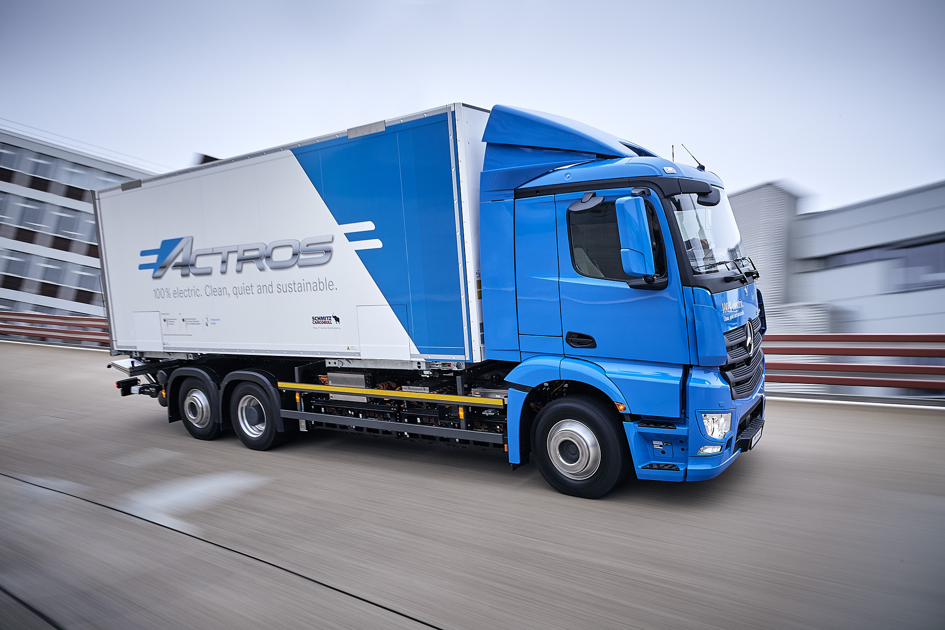 Mercedes-Benz eActros im Einsatz: Der vollelektrische Mercedes-Benz Lkw für den schweren Verteilerverkehr fährt lokal emissionsfrei und leise in Städten. Bis zu 200 Kilometer Reichweite mit gewohnter Fahrleistung und Nutzlast. Technische Daten: Exterieur, 2 x elektrischer Radnabenmotor, 240 kW, 2 x 485 Nm, Radformel 6x2, M-Fahrerhaus Vollelektrische Mercedes-Benz Lkw für den schweren Verteilerverkehr: Nachhaltig, vollelektrisch und leise: Mercedes-Benz eActros geht 2018 in den Kundeneinsatz