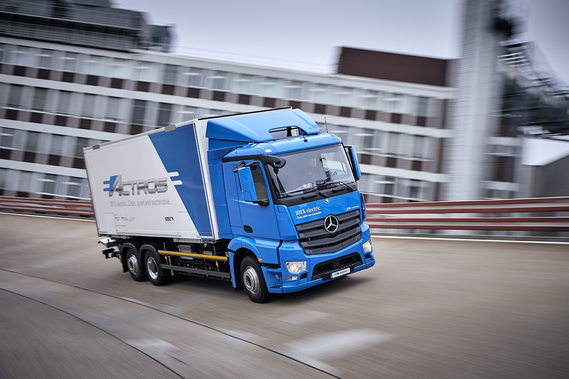 Mercedes-Benz eActros im Einsatz: Der vollelektrische Mercedes-Benz Lkw für den schweren Verteilerverkehr fährt lokal emissionsfrei und leise in Städten. Bis zu 200 Kilometer Reichweite mit gewohnter Fahrleistung und Nutzlast. Technische Daten: Exterieur, 2 x elektrischer Radnabenmotor, 240 kW, 2 x 485 Nm, Radformel 6x2, M-Fahrerhaus Vollelektrische Mercedes-Benz Lkw für den schweren Verteilerverkehr: Nachhaltig, vollelektrisch und leise: Mercedes-Benz eActros geht 2018 in den Kundeneinsatz