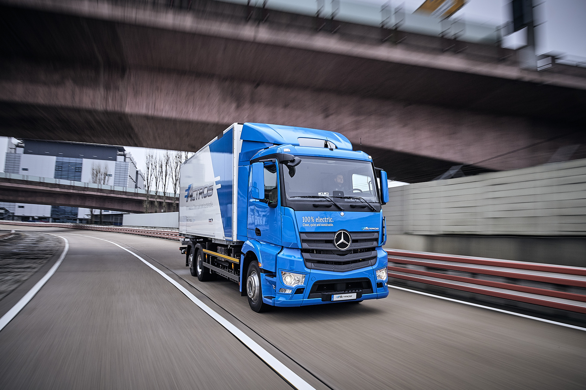 Mercedes-Benz eActros im Einsatz: Der vollelektrische Mercedes-Benz Lkw für den schweren Verteilerverkehr fährt lokal emissionsfrei und leise in Städten. Bis zu 200 Kilometer Reichweite mit gewohnter Fahrleistung und Nutzlast. Technische Daten: Exterieur, 2 x elektrischer Radnabenmotor, 240 kW, 2 x 485 Nm, Radformel 6x2, M-Fahrerhaus Vollelektrische Mercedes-Benz Lkw für den schweren Verteilerverkehr: Nachhaltig, vollelektrisch und leise: Mercedes-Benz eActros geht 2018 in den Kundeneinsatz