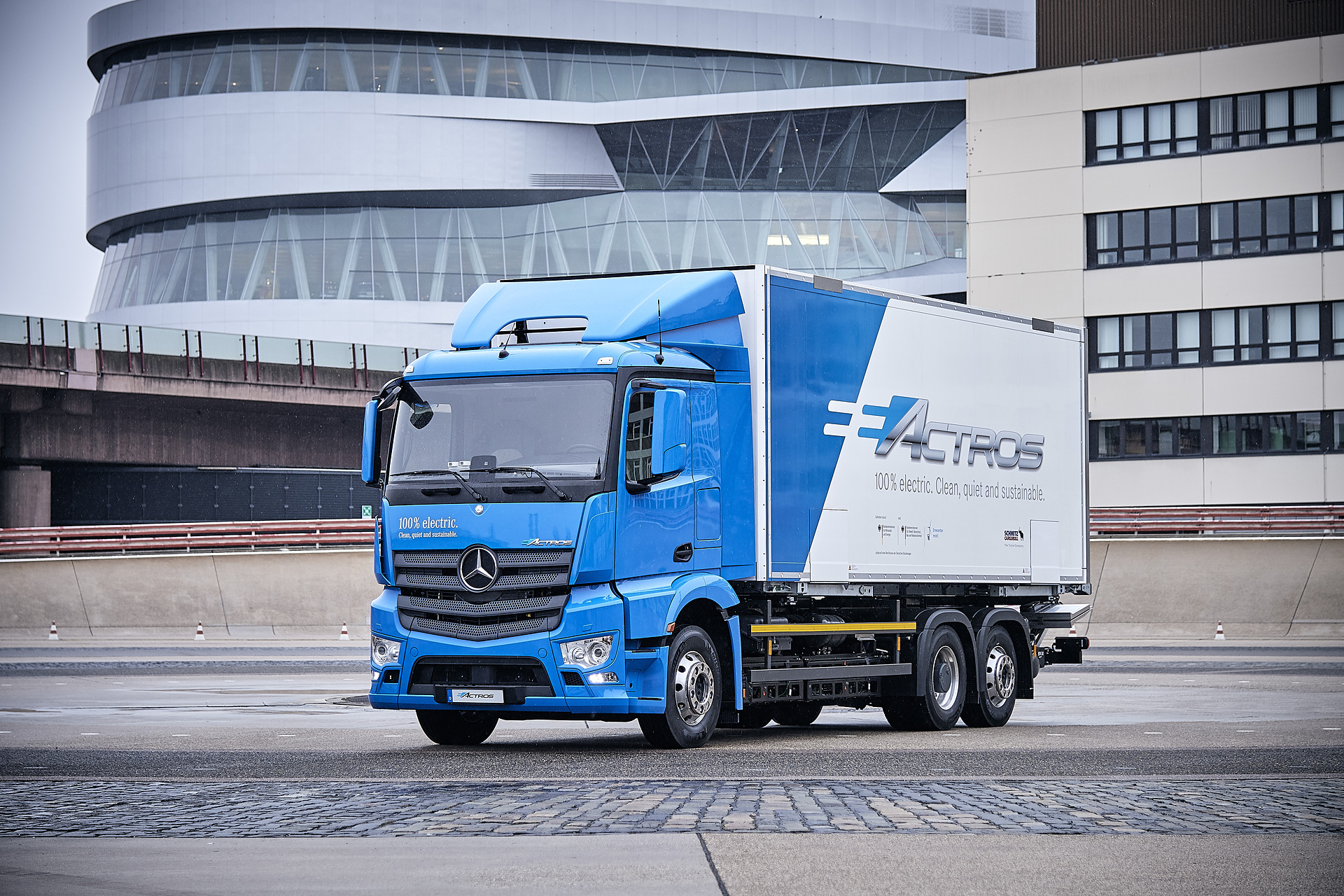 Mercedes-Benz eActros im Einsatz: Der vollelektrische Mercedes-Benz Lkw für den schweren Verteilerverkehr fährt lokal emissionsfrei und leise in Städten. Bis zu 200 Kilometer Reichweite mit gewohnter Fahrleistung und Nutzlast. Technische Daten: Exterieur, 2 x elektrischer Radnabenmotor, 240 kW, 2 x 485 Nm, Radformel 6x2, M-Fahrerhaus Daimlers Lkw-Sparte: Gute Aussichten für 2018 – Absatz und Gewinn deutlich über gutem Vorjahr erwartet