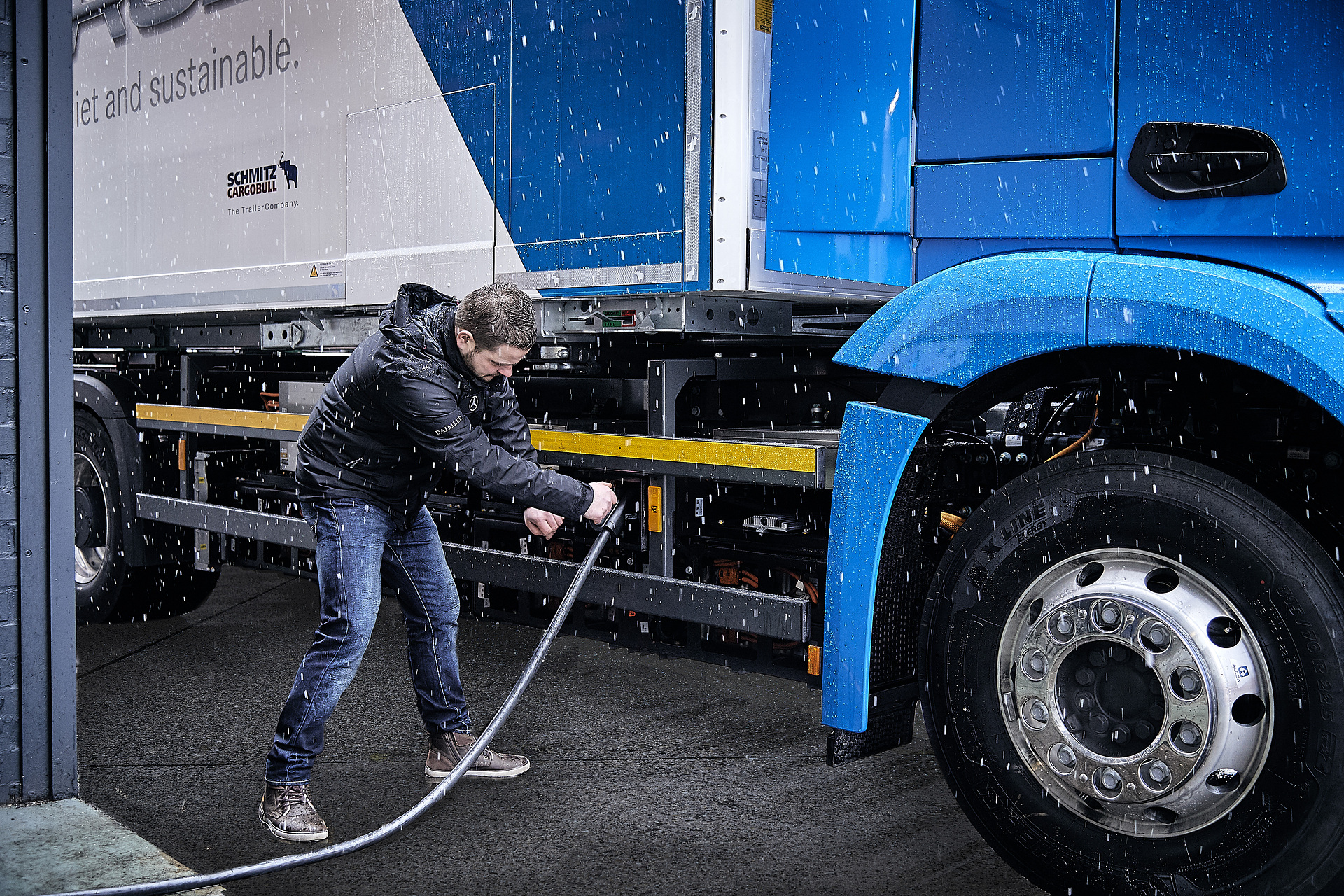 Mercedes-Benz eActros im Einsatz: Der vollelektrische Mercedes-Benz Lkw für den schweren Verteilerverkehr fährt lokal emissionsfrei und leise in Städten. Bis zu 200 Kilometer Reichweite mit gewohnter Fahrleistung und Nutzlast. Technische Daten: Exterieur, 2 x elektrischer Radnabenmotor, 240 kW, 2 x 485 Nm, Radformel 6x2, M-Fahrerhaus Vollelektrische Mercedes-Benz Lkw für den schweren Verteilerverkehr: Nachhaltig, vollelektrisch und leise: Mercedes-Benz eActros geht 2018 in den Kundeneinsatz