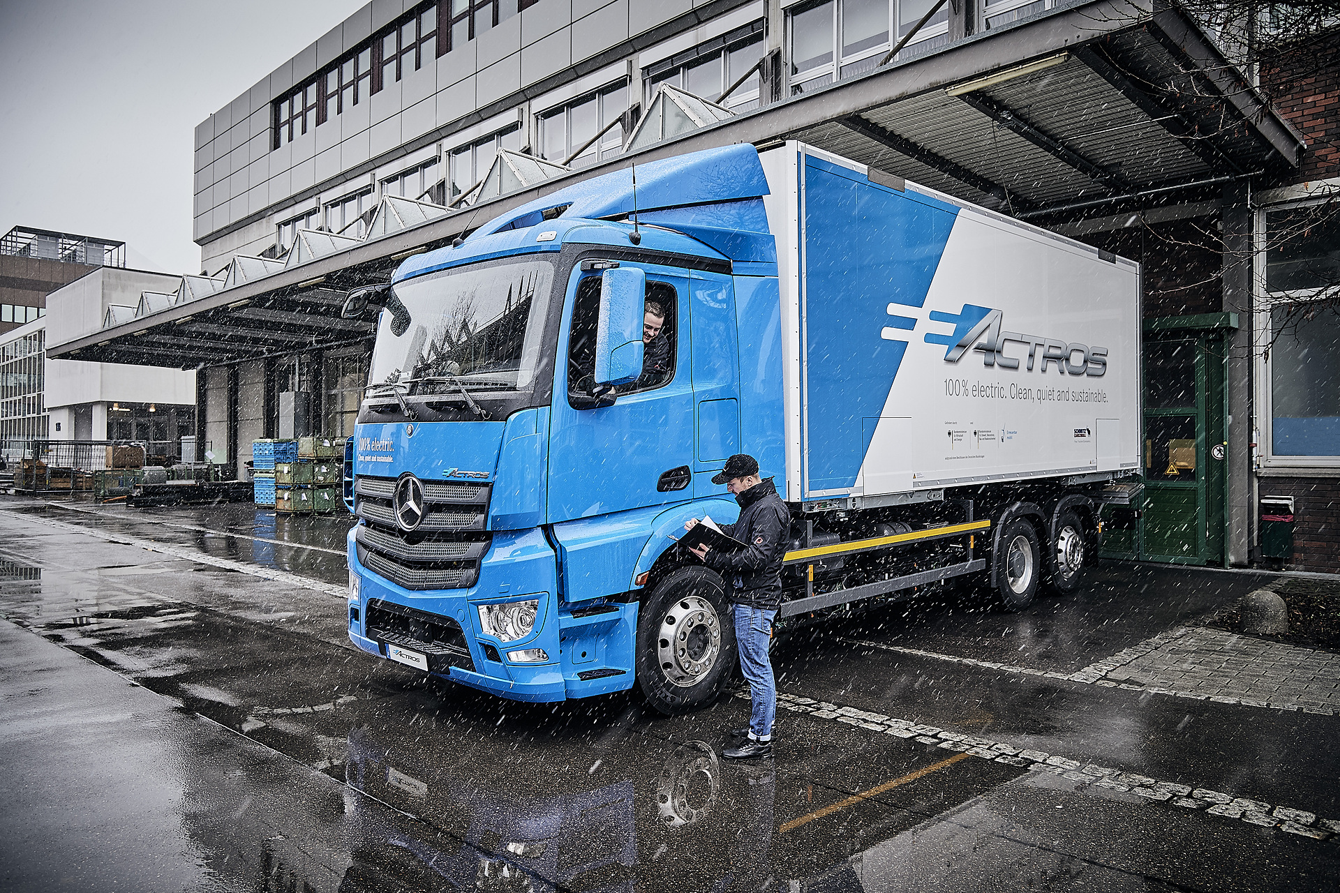 Mercedes-Benz eActros im Einsatz: Der vollelektrische Mercedes-Benz Lkw für den schweren Verteilerverkehr fährt lokal emissionsfrei und leise in Städten. Bis zu 200 Kilometer Reichweite mit gewohnter Fahrleistung und Nutzlast. Technische Daten: Exterieur, 2 x elektrischer Radnabenmotor, 240 kW, 2 x 485 Nm, Radformel 6x2, M-Fahrerhaus Vollelektrische Mercedes-Benz Lkw für den schweren Verteilerverkehr: Nachhaltig, vollelektrisch und leise: Mercedes-Benz eActros geht 2018 in den Kundeneinsatz