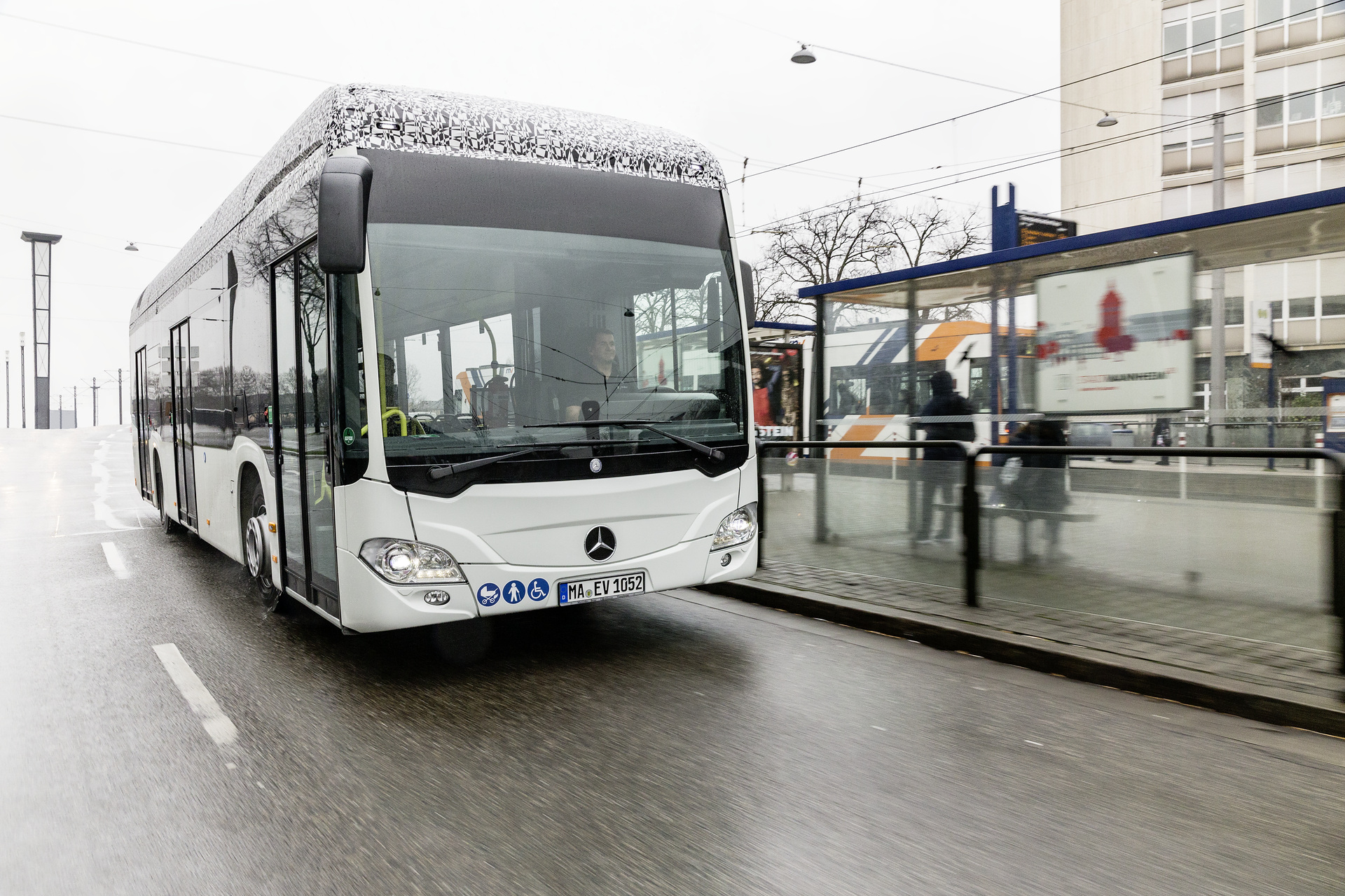 Mercedes-Benz Citaro with full-electric drive system, exterior, 2 x electric hub motor, 2 x 125 kW, 2 x 485 Nm Mercedes-Benz Citaro with full-electric drive system