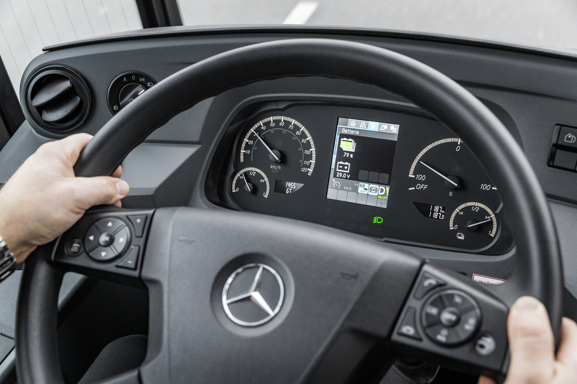 Mercedes-Benz Citaro mit vollelektrischem Antrieb, Interieur, 2 x elektrischer Radnabenmotor, 2 x 125 kW, 2 x 485 Nm, Sommererprobung 2017, Spanien Mercedes-Benz Citaro mit vollelektrischem Antrieb