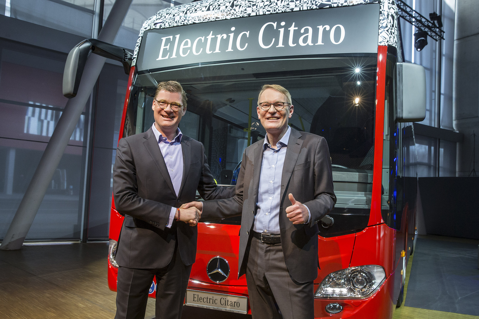 Hartmut Schick, Leiter Daimler Buses, zusammen mit seinem Nachfolger Till Oberwörder. Schick wird zum 1. April 2018 neuer Leiter von Daimler Trucks Asia (DTA)