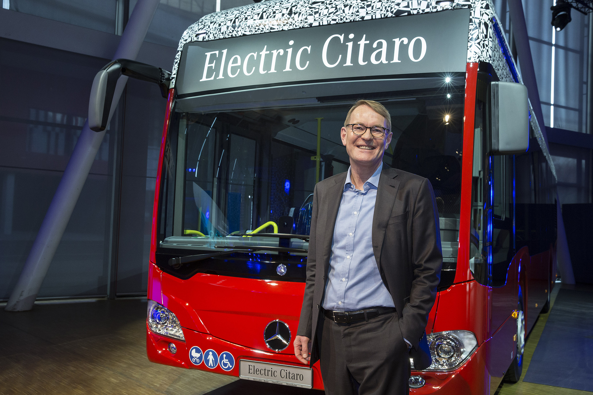 Hartmut Schick, Leiter Daimler Buses & Vorsitzender der Geschäftsführung EvoBus GmbH, mit dem vollelektrisch angetriebenen Stadtbus Mercedes-Benz Citaro. Hartmut Schick, Leiter Daimler Buses & Vorsitzender der Geschäftsführung EvoBus GmbH
